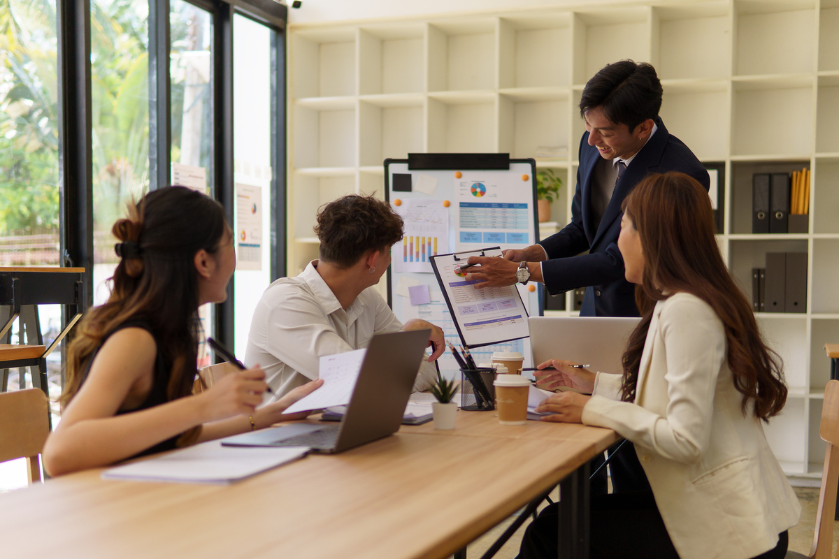 年轻同事如何尊重老同事？| 互相帮助，共同进步