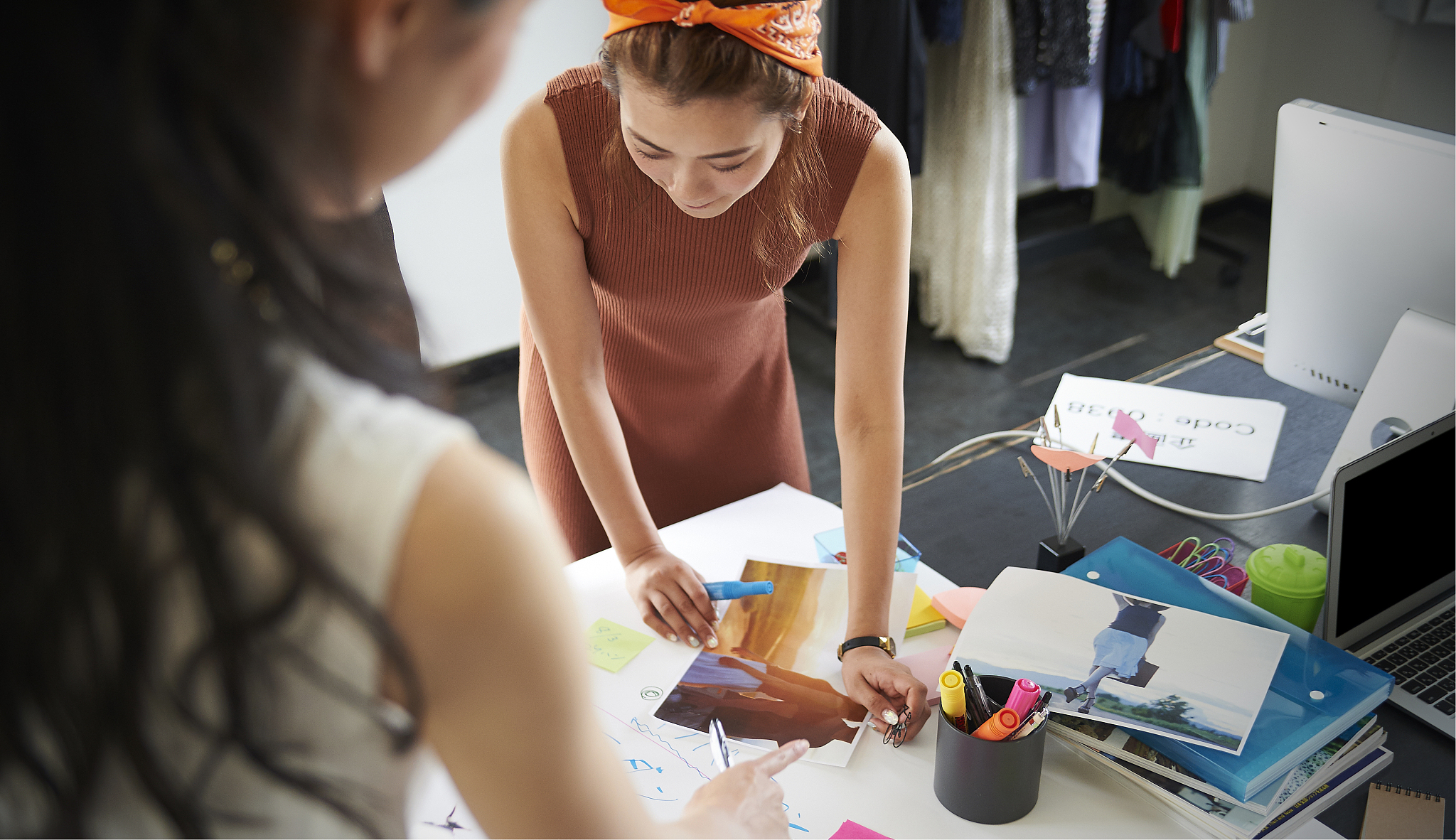 低学历女生适合做什么工作？学什么手艺最有前途？