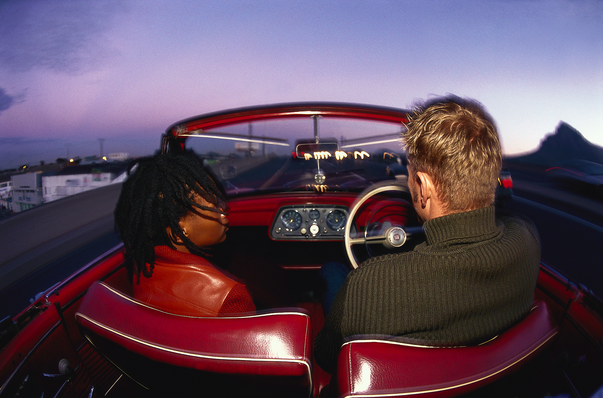 我会向你描述我心目中场景的样子然后希望你可以帮我总结一写关键词然后翻译成英语用逗号隔开场景内容是：30岁的男人在保时捷跑车上身穿黑色夹克赛博朋克超广角8K背景赛博朋克电影画质细节处理仔细