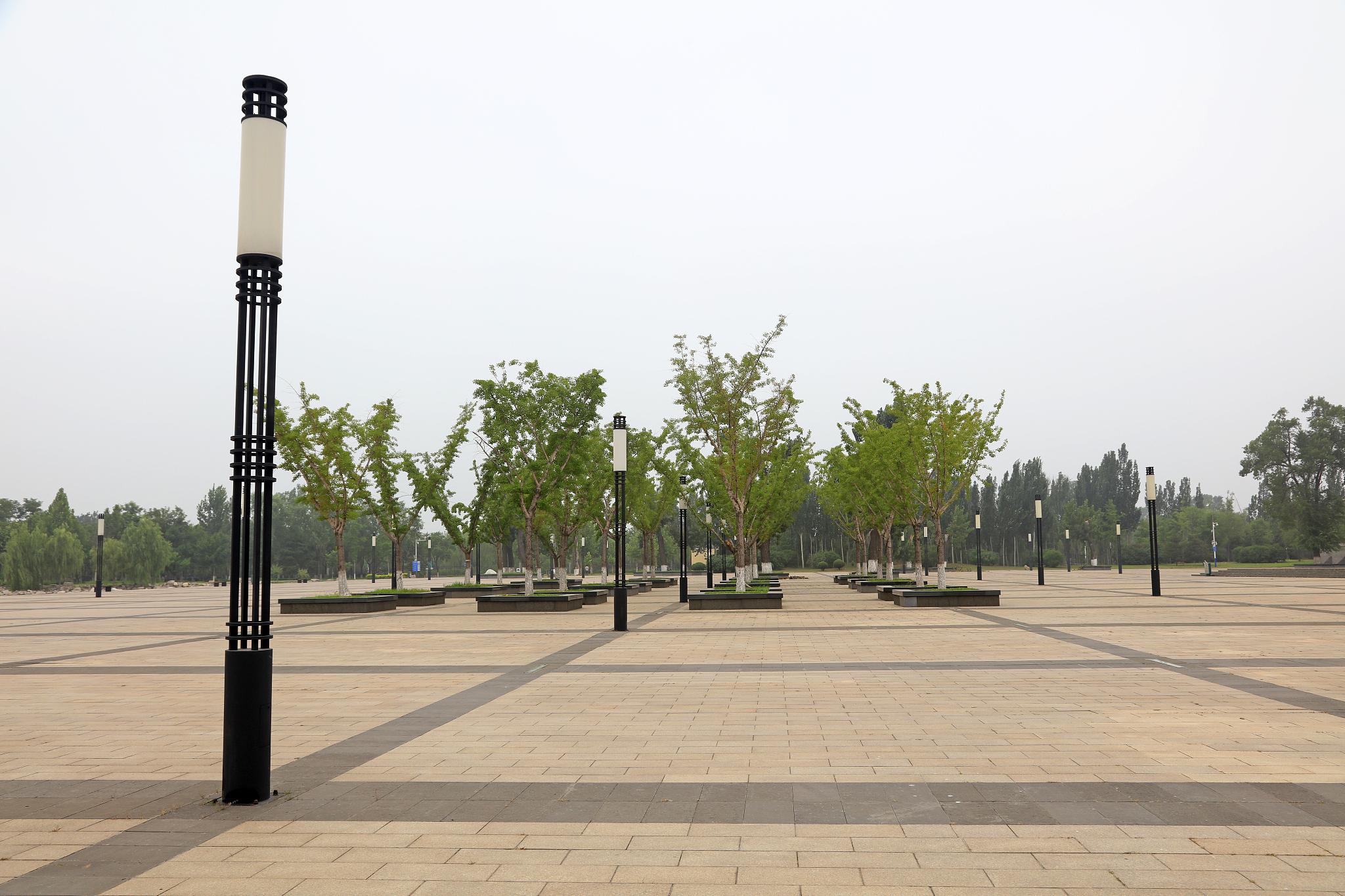 回复：关于凤阳古城墙遗址公园内荷花池安装路灯的建议原因：凤阳古城墙遗址公园内景色优美市民经常散步游玩至此尤其到了夏季荷花池内花朵盛开更是吸引众多游客观赏荷花加之旁边又开发了夜市项目吸引了更多的游客和市民。可是一到晚上荷花池就黑灯瞎火的路上什么看不见给行人带来不便也给坏人可趁之机存在着安全隐患。建议：在凤阳古城墙遗址公园内荷花池安装路灯。