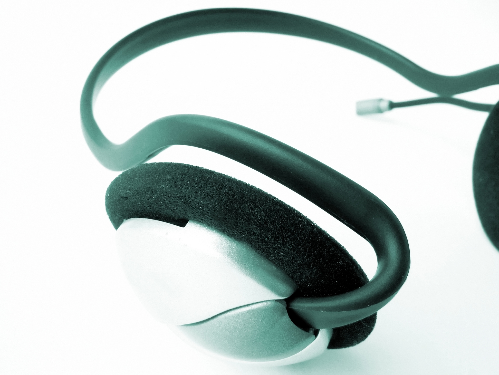 用美式英语写3条关于Silicone Ear Hooks For Pro Protector Earhooks Sports Anti-lost Ear Hook的好评以及其好评标题。结果格式为输出格式为：标题+：+好评内容。