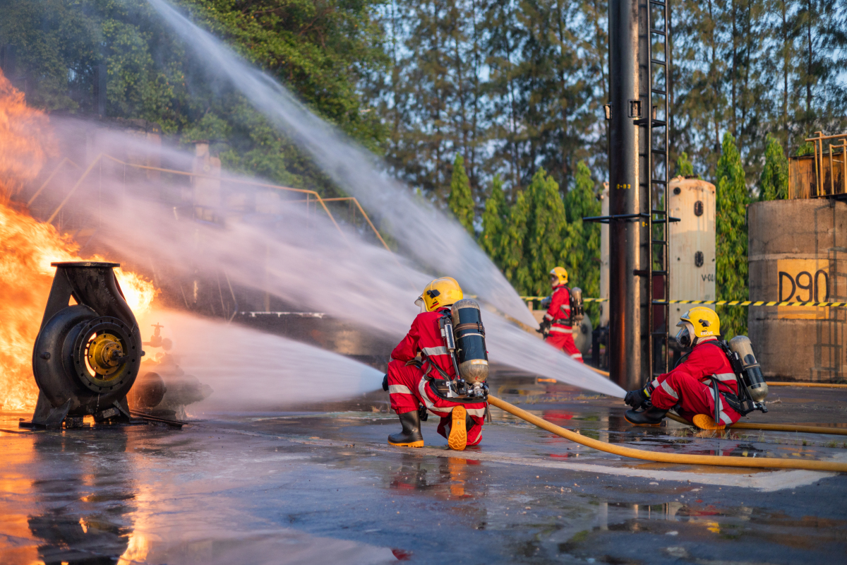 消防员：烈火中的英勇战士，守护我们的安全！