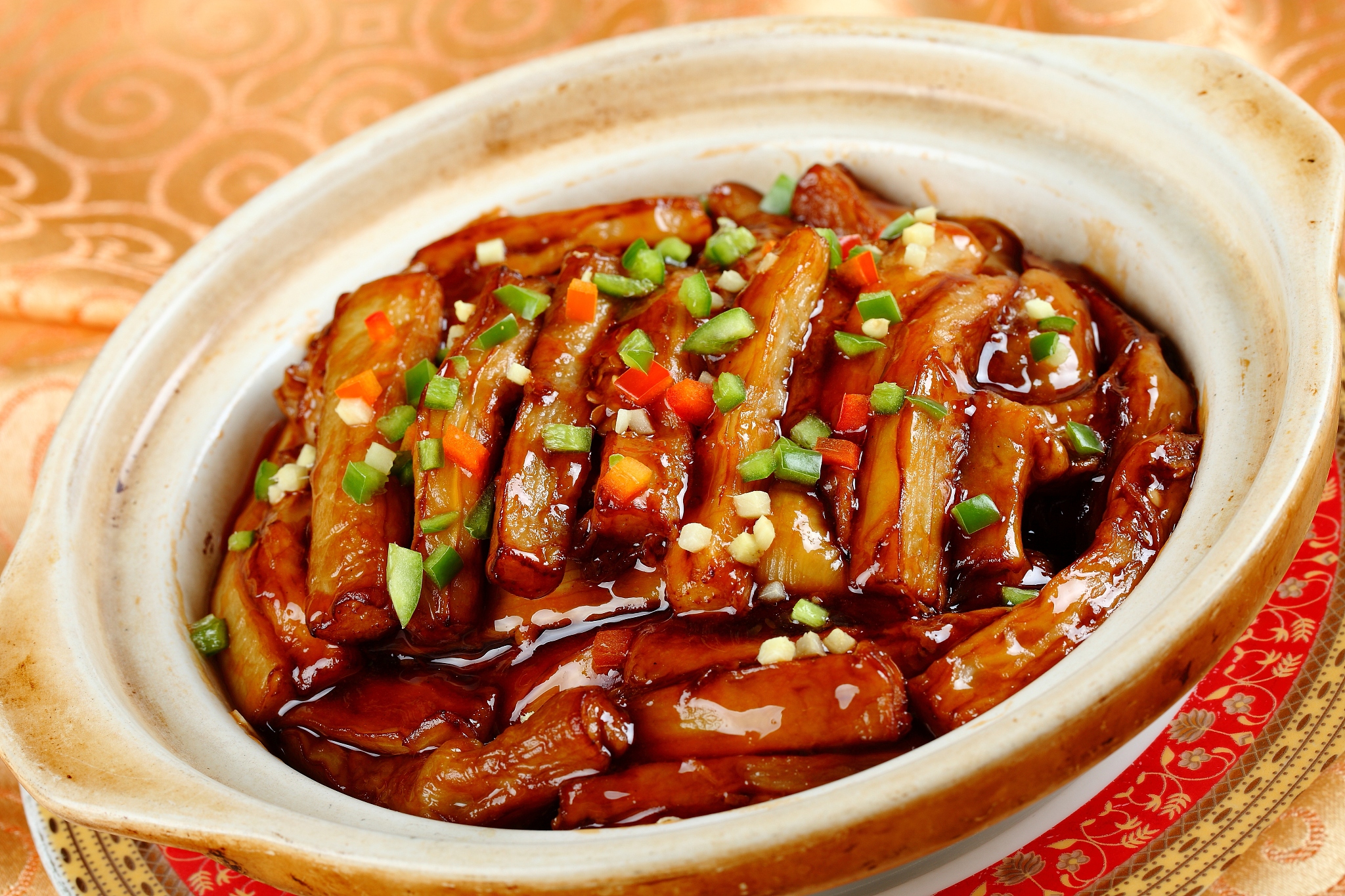 例如我烧茄子时油热后食材放锅里炸时火大时就粘锅为什么？怎么处理那？