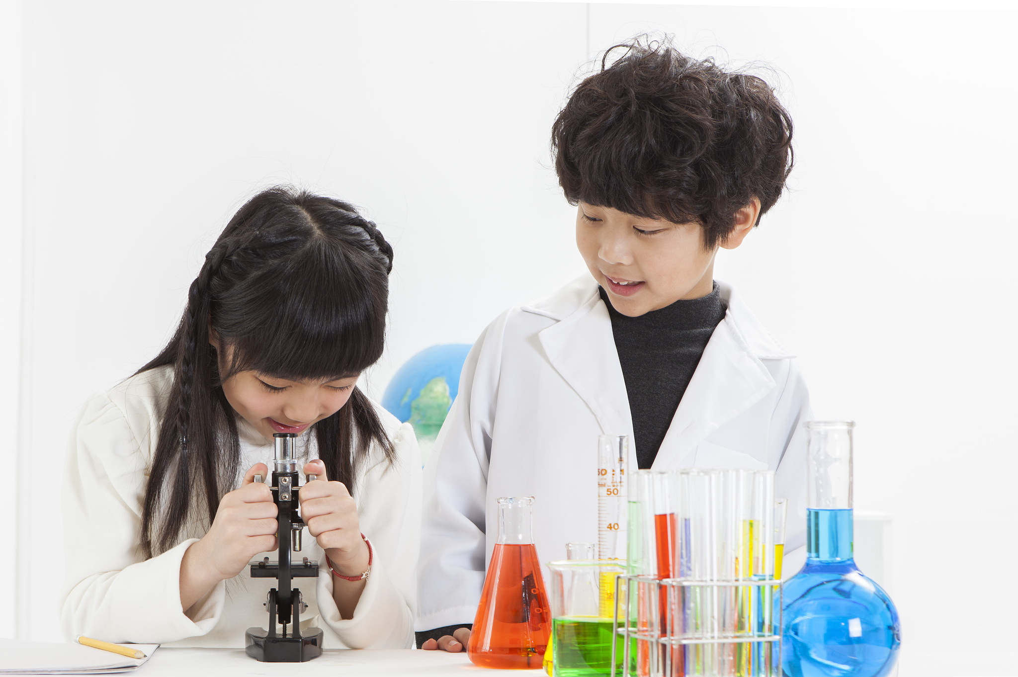 小学和初中的科学学习内容和教学方法有明显的差异。小学的科学教学主要注重基础知识的掌握和启迪学生的科学思维而初中则更加注重知识的系统性和深度强调实验探究和生活实践的应用。因此在小学五六年级应逐步为学生打下较好的科学基础为中学的学习做好铺垫。具体的衔接方式可以从以下几个方面来考虑：1 知识衔接：小学科学的基础知识小学五~六年级课程拓展要求 小学五~六年级是孩子接受义务教育的关键时期除了正常的学科课程在