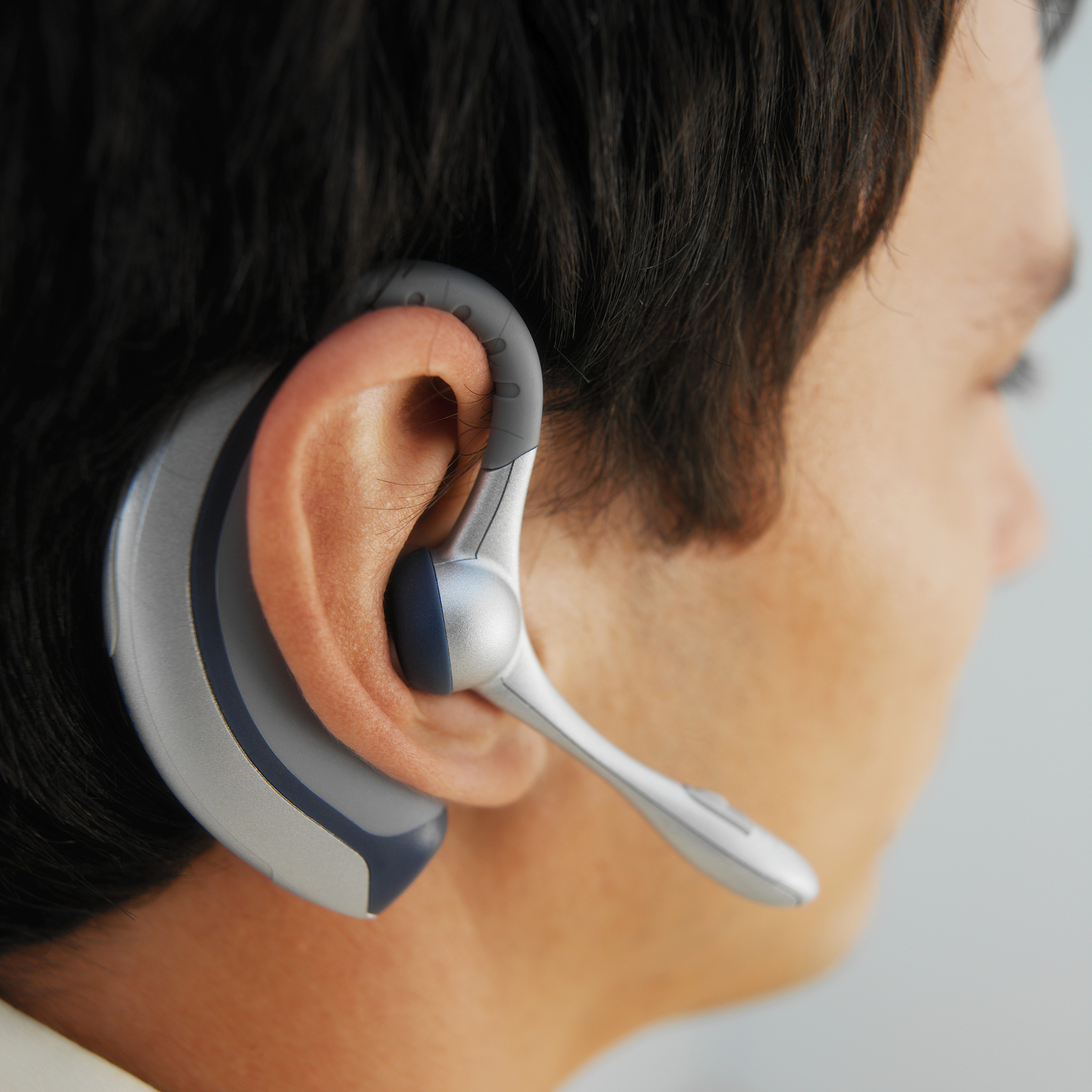 耳机坏了应该去看眼科医生还是耳科医生耳机坏了应该去看耳科医生。眼科医生主要负责眼部疾病的治疗而耳科医生则专门治疗耳部疾病包括听力问题。如果您的耳机坏了导致听力有问题建议去看耳科医生进行检查和治疗。蓝牙耳机坏了应该是去看眼科医生还是耳科医生