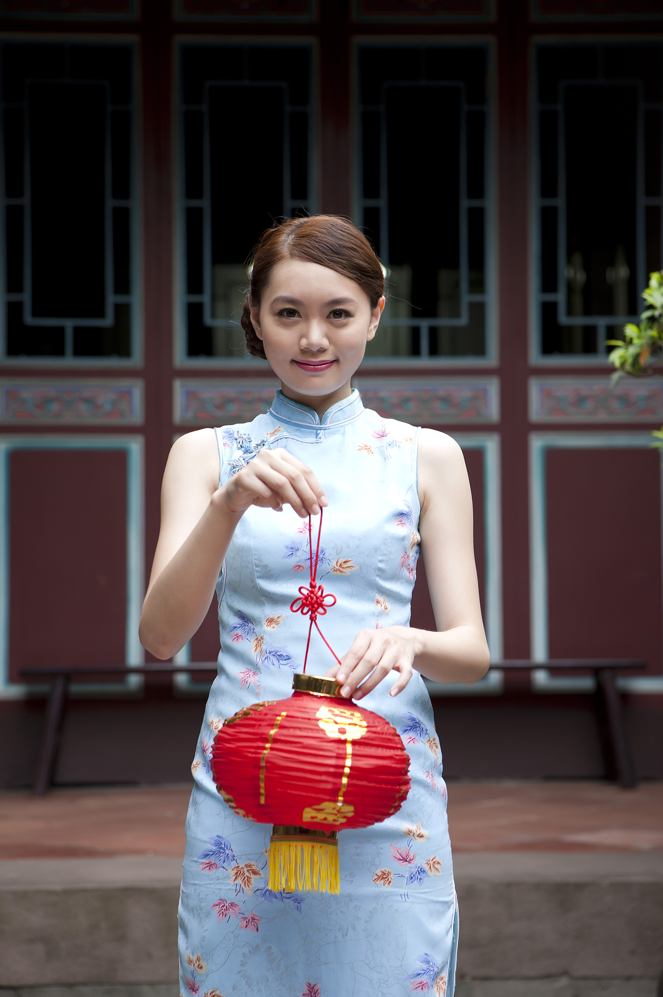 翻译：一位漂亮的中国女孩。