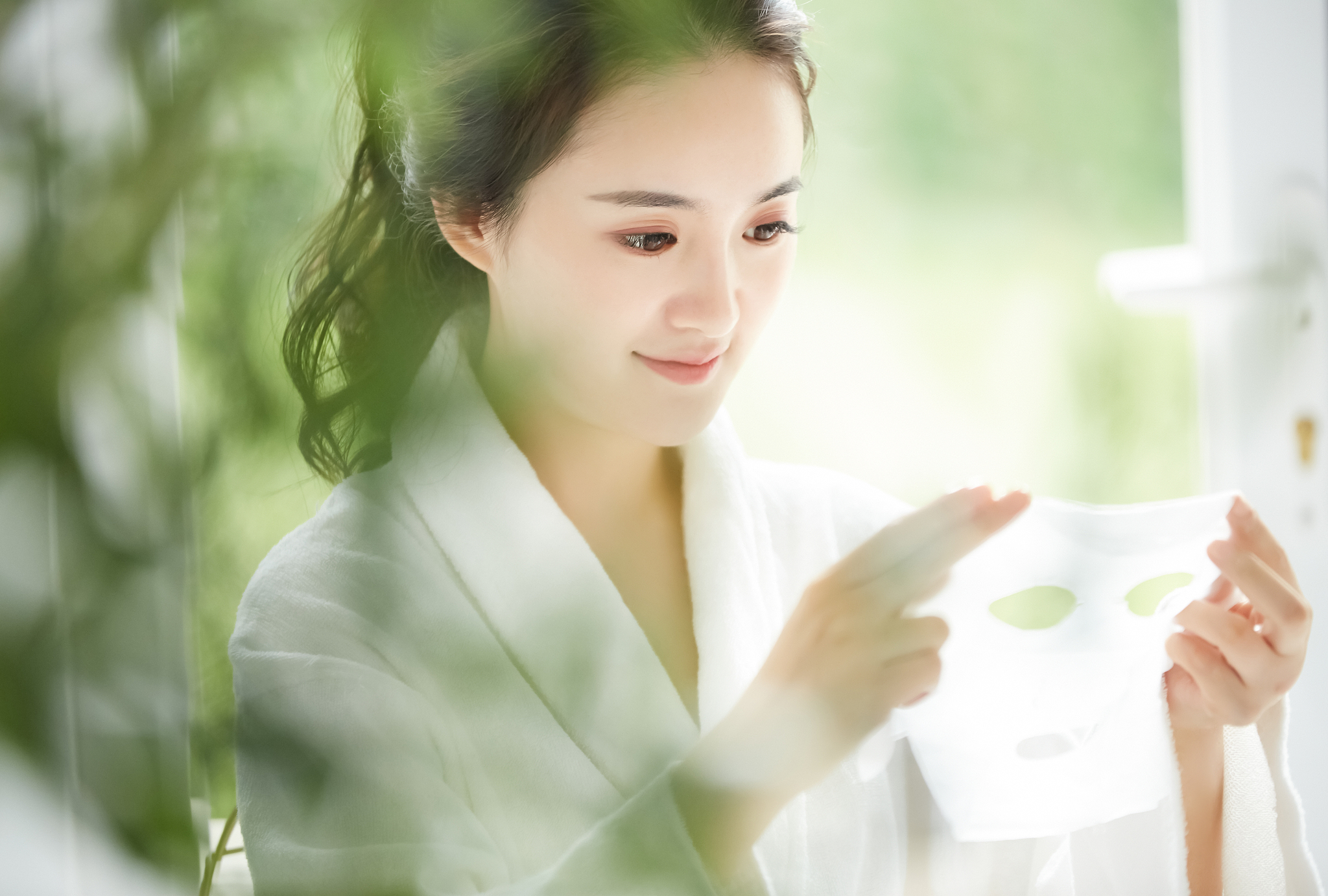 描写一段求佛女人的外貌