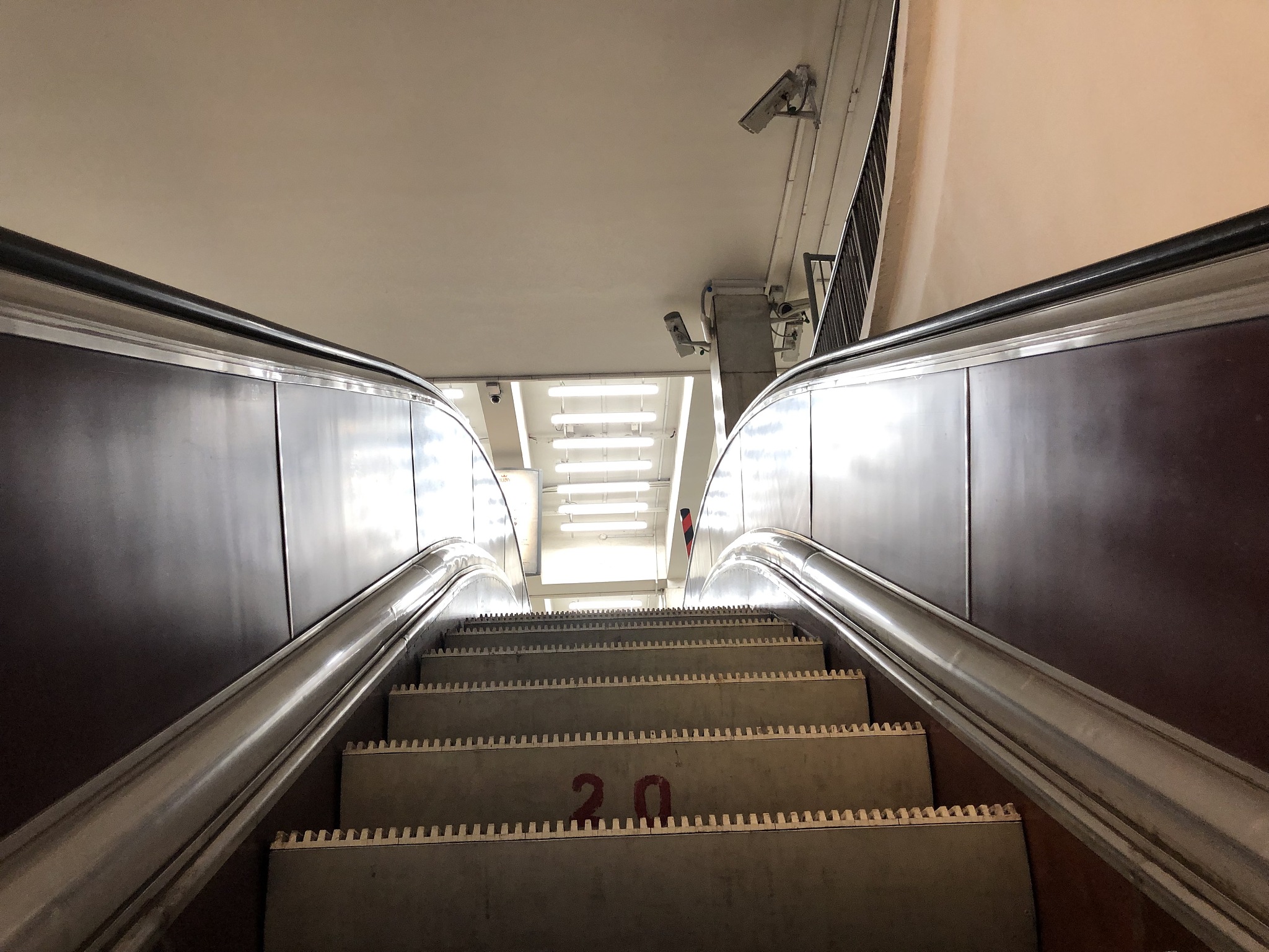 商业建筑楼梯安全规范：确保人员疏散的必要条件