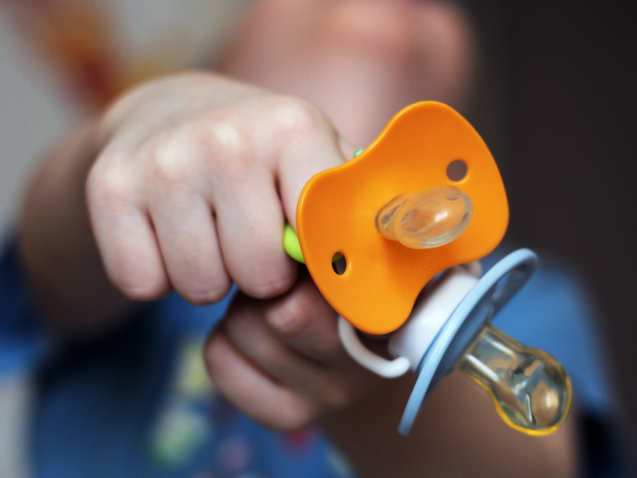 安抚奶嘴几个月戒掉合适？专家建议和方法