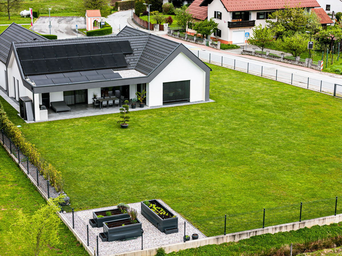 用优美的语言写一篇关于如何以绿色有机的方式构建我们的家园的英语作文