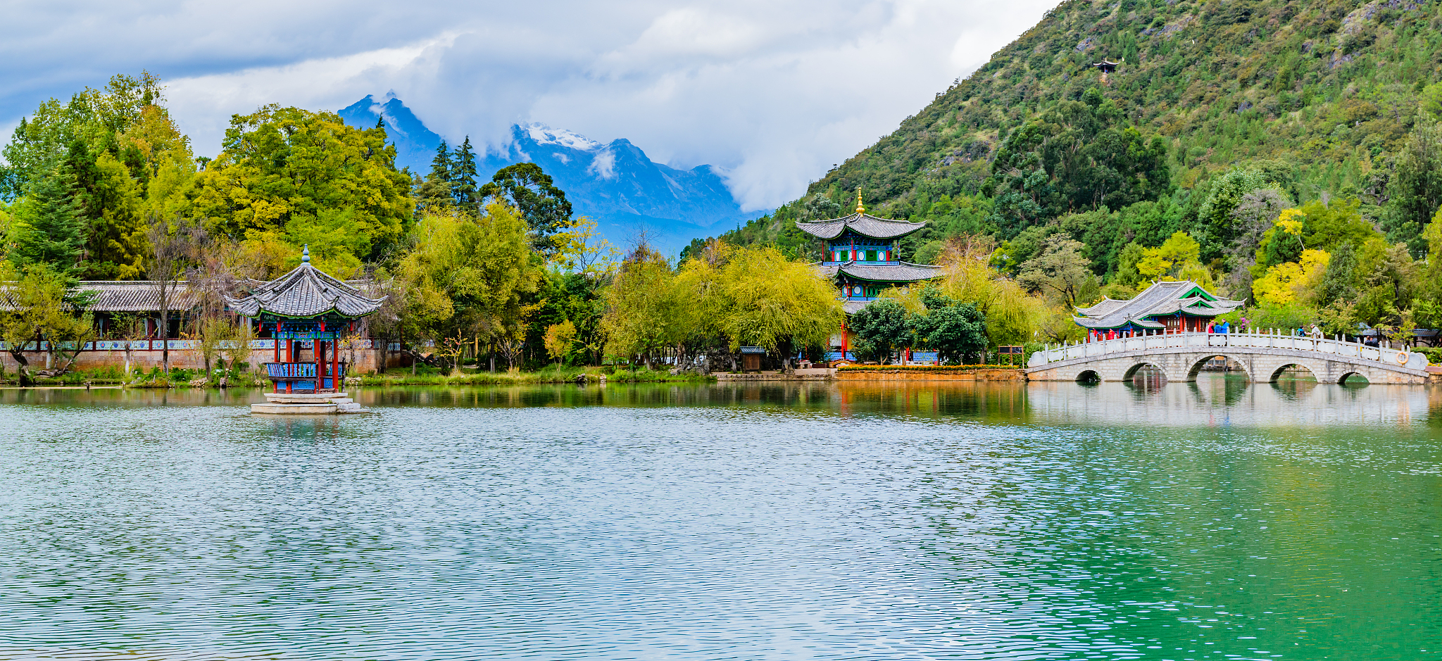 假设你是一名摄影师向前往丽江拍摄一些当地风情的照片和视频并在丽江取材制作Vlog请制作一份详尽的丽江出行攻略要求4月5日从娄底市出发前往丽江4月9日从丽江返回长沙市；将每一个行动项按时间列成表格并添加相应的交通工具、就餐情况、天气状况、拍摄器材准备等信息按列展示