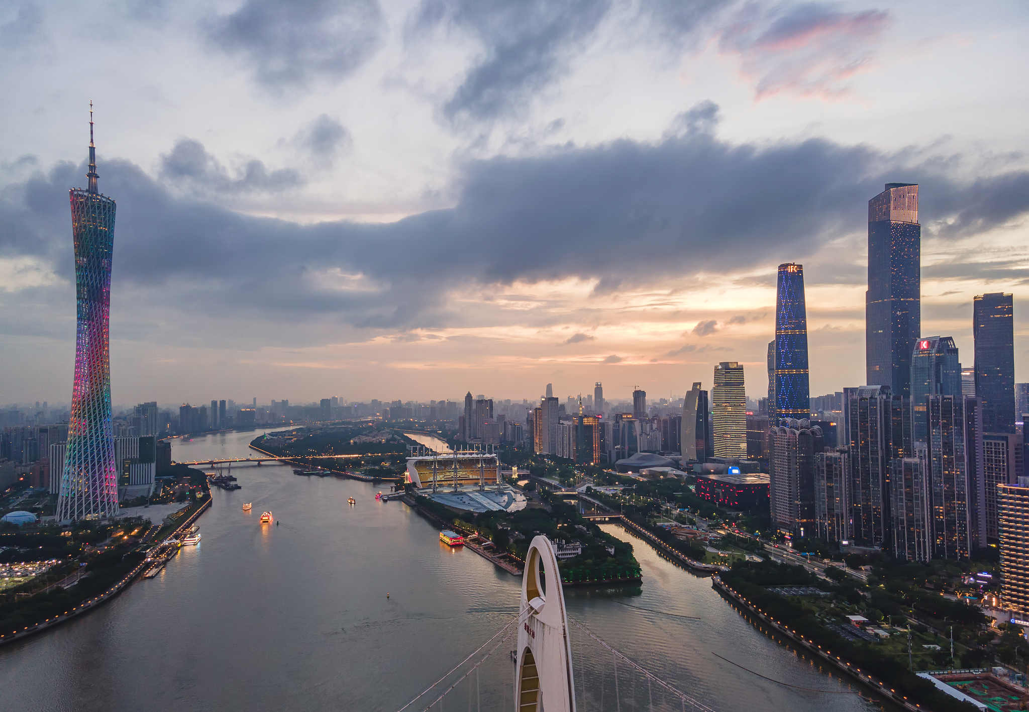黄昏广州城市天际线珠江新城全景摩天大楼建筑繁华商业金融中心