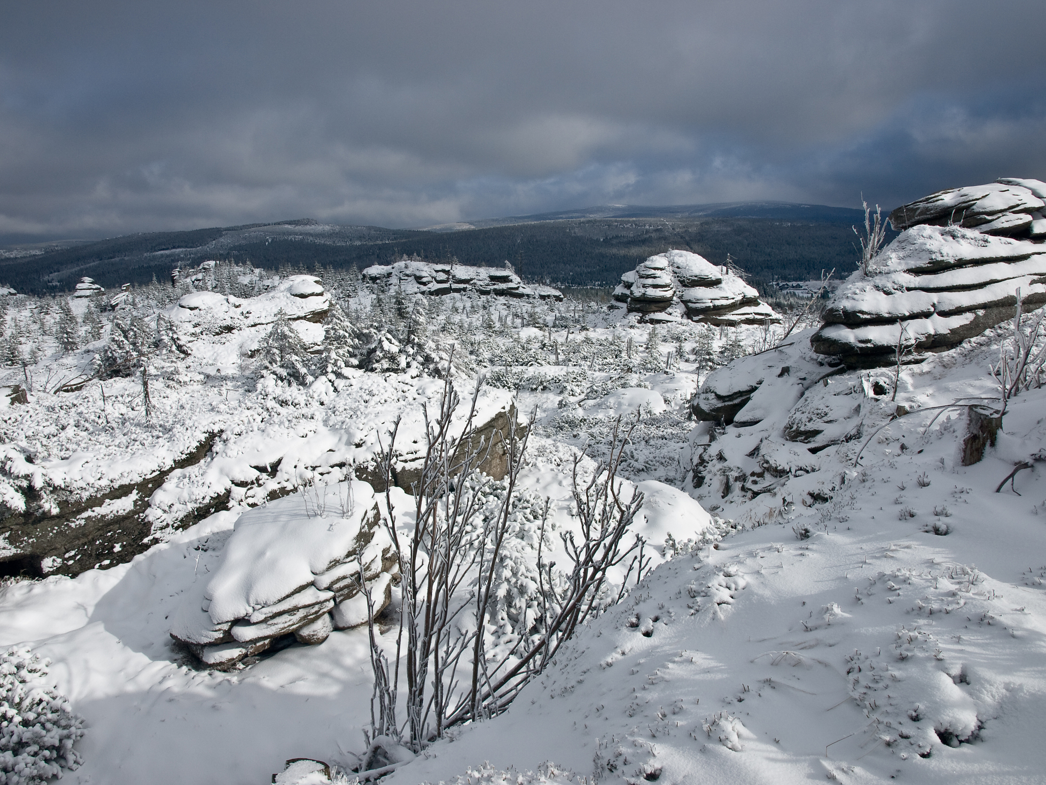 加利福尼亚内华达山脉脚下下雪深度受多因素影响