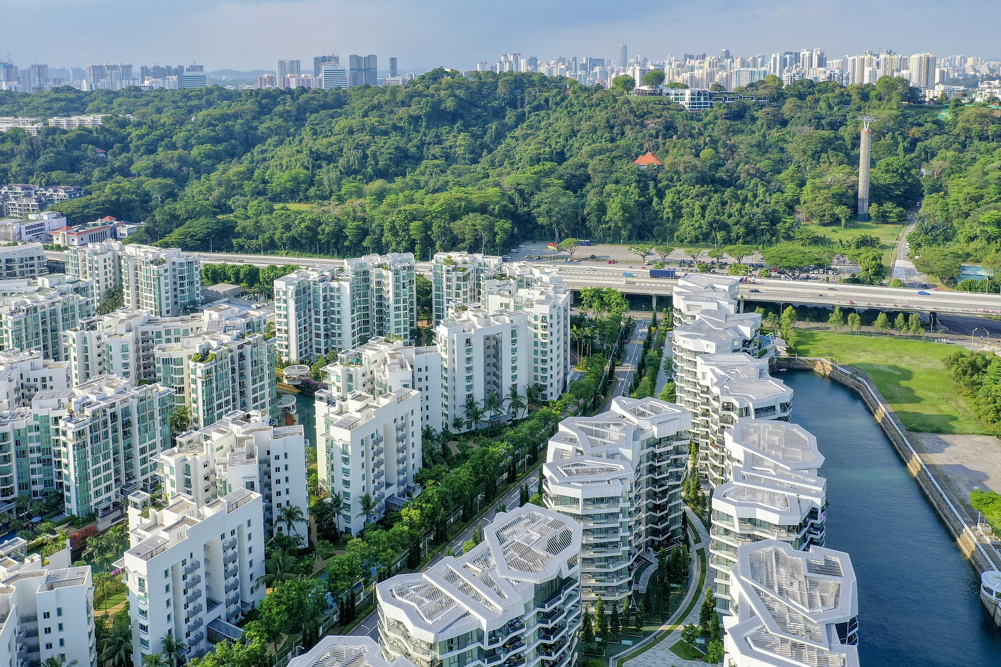 改下下面一段话，降低论文重复率：
新加坡、印度等国家也开始研究如何改善本国城市人居环境状况。其中，新加坡城市人居环境建设内容主要侧重于住房、基础设施建设以及道路绿化等方面。