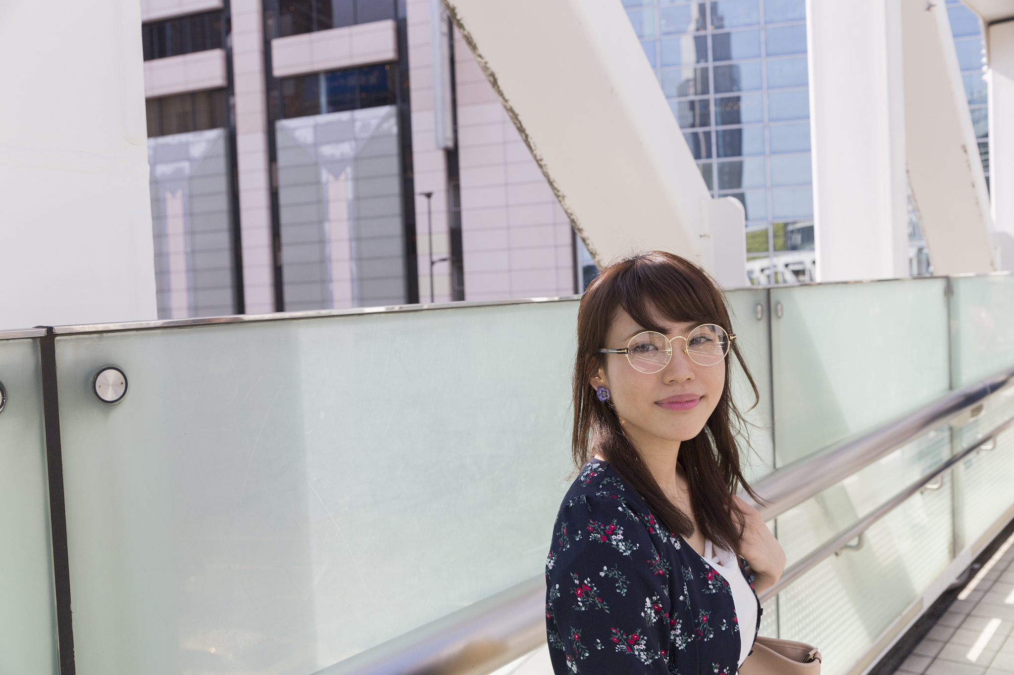都会を歩く可愛い女性