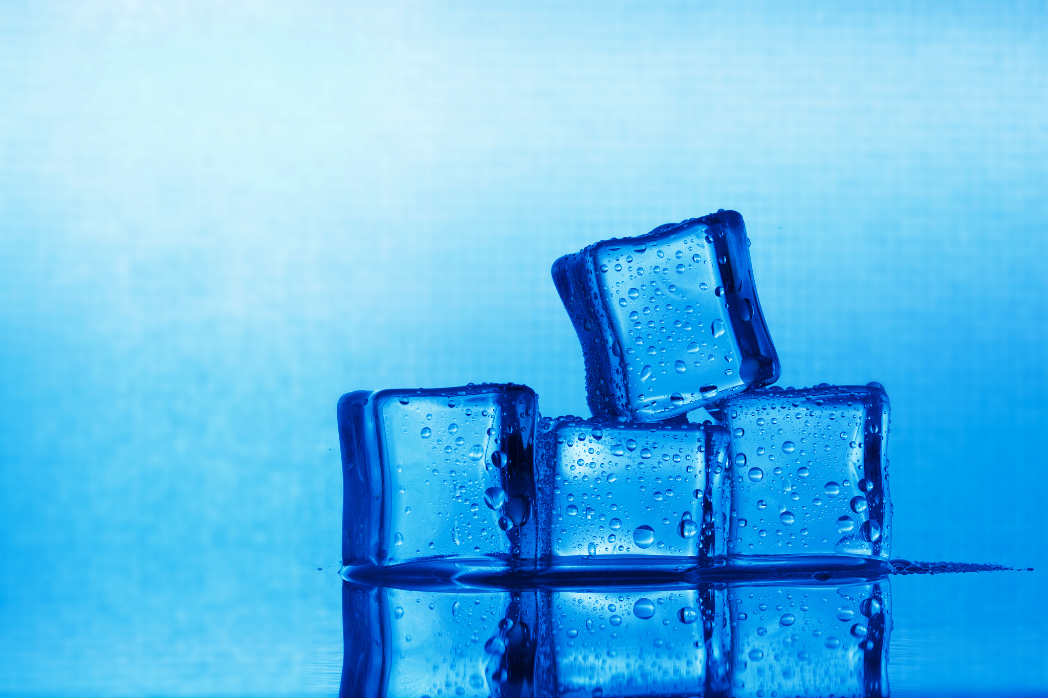 蓝色 冰块 炎热 爽 写一个场景