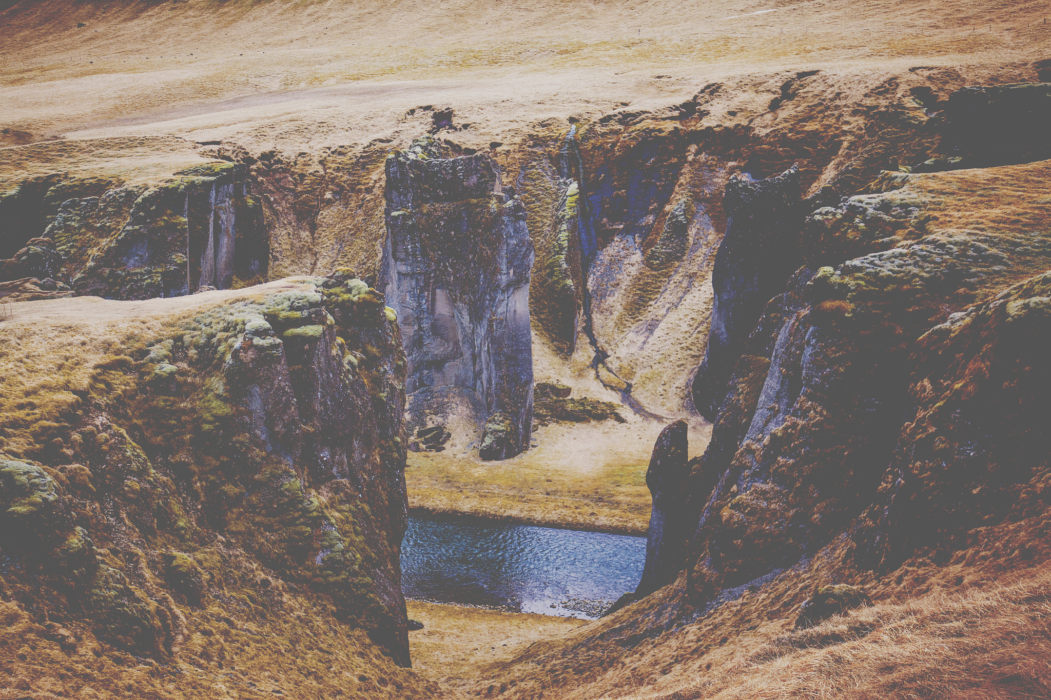 In heavy-color landscape painting black and white are not only referred to black and white colors but also include the extremely deep and extremely shallow colors in the overall picture forming a mutu