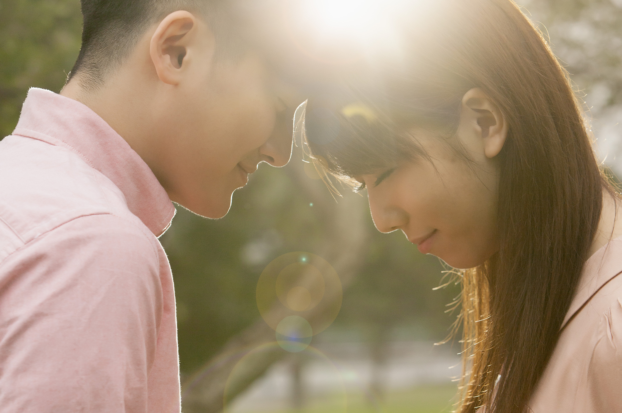 他跟父母分着住感情不好我之前问过他三次对我有没有想法他都不承认还说出喜欢那个女的十多年而且我俩相处很暧昧私下他也会给我发信息接送我而且跟我暧昧的同时他跟那个女的并没有断我和他被同事们开玩笑慢慢就传到那个女的所在班里那个女的知道了来我们班时还打听我当着我的面找这个男的后来女的走了这个男的马上过来找我当时有点安慰我的感觉我不明白他喜欢那个女的十年为什么还来招惹我我之前跟他说过三次保持距离吧他每次都跟我