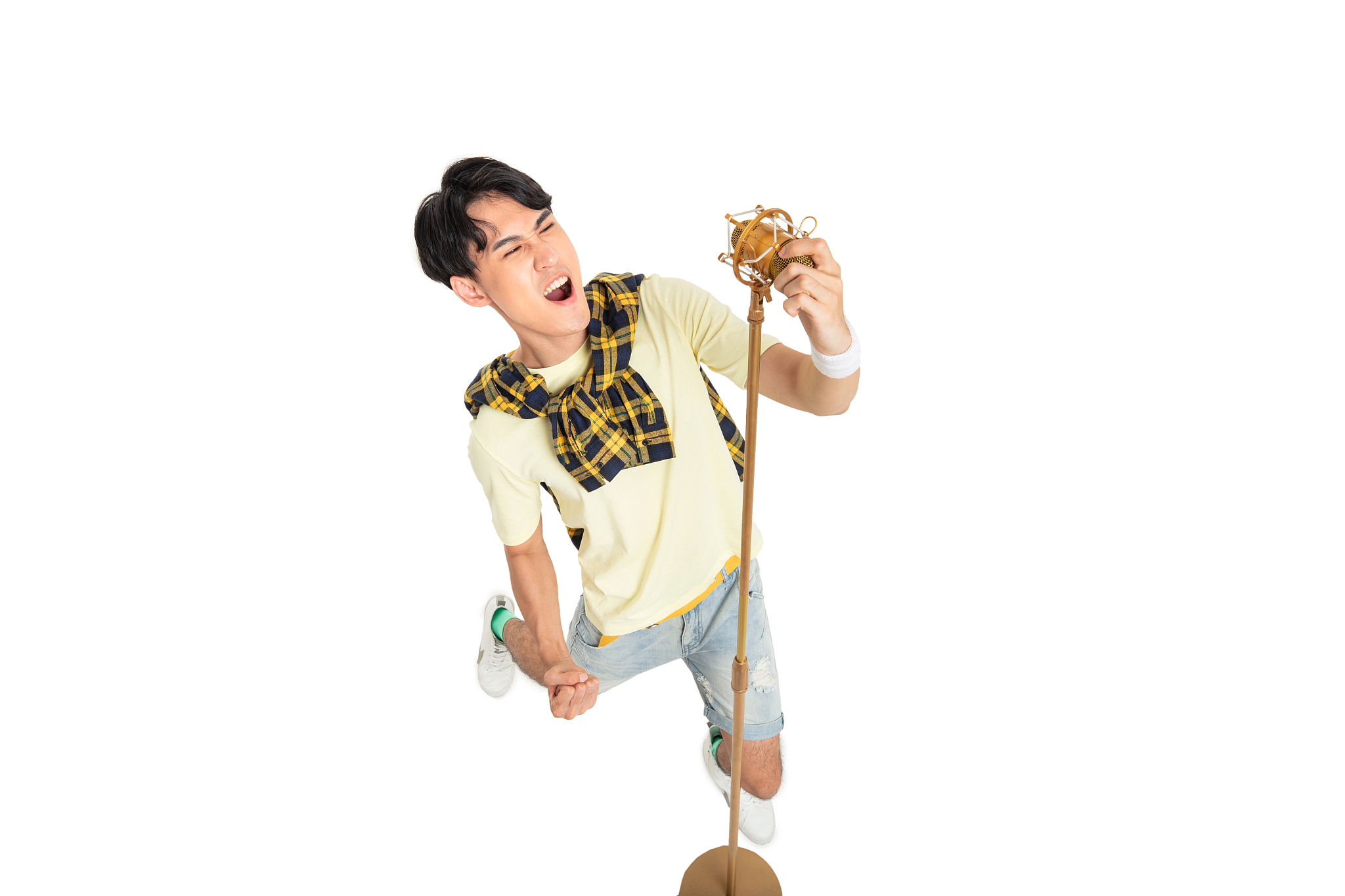 仰着头的年轻男生
