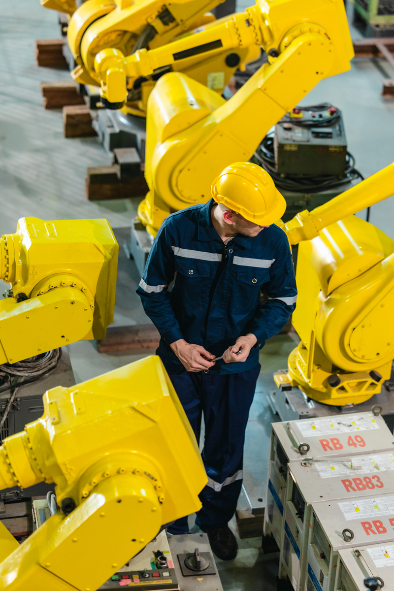 综上所述起重机的自动化、无人化技术在国内已经得到了一定的发展。为起重车间智能化奠定基础。写一段话承接上下两句的内容自然过度