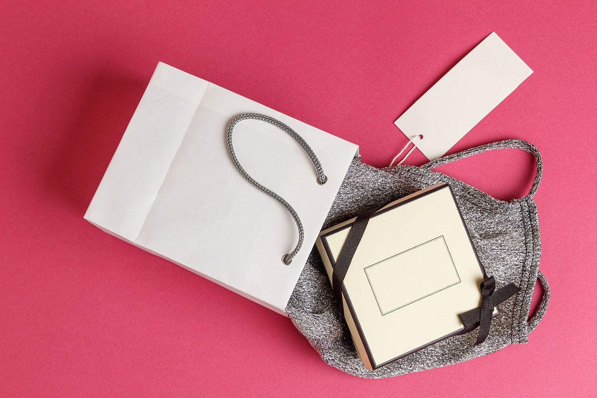 送礼给直属领导的合适方式？办公室、家里、邮寄？