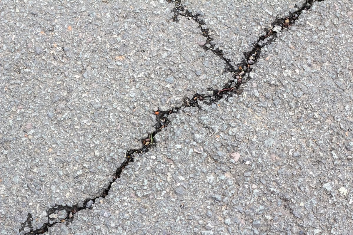 请对土木工程专业论文《 A道路桥梁施工中混凝土裂缝的成因及应对分析》的摘要进行写作保证其内容合理性不要乱写：