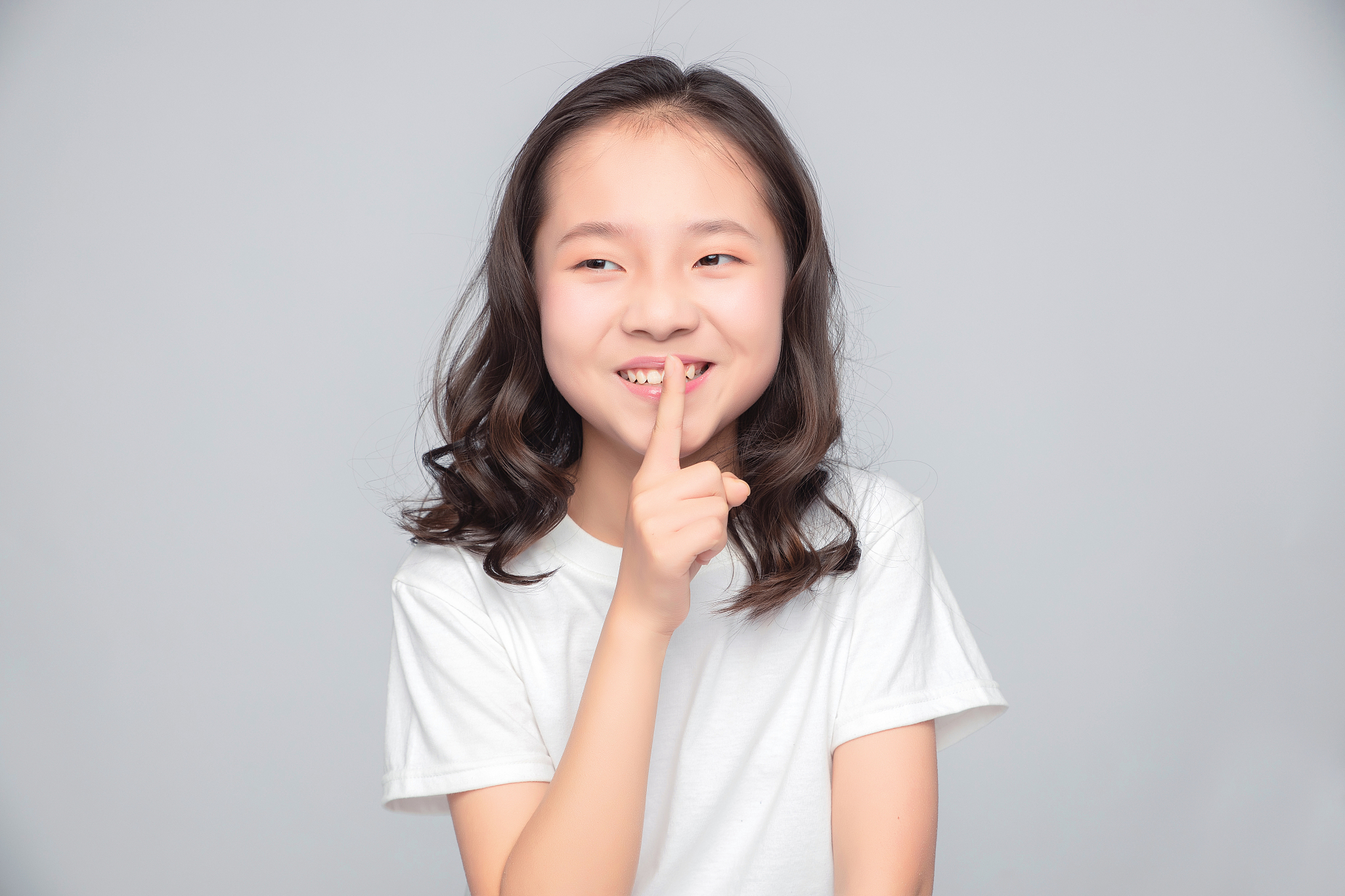 灰色背景里的亚洲小学女生