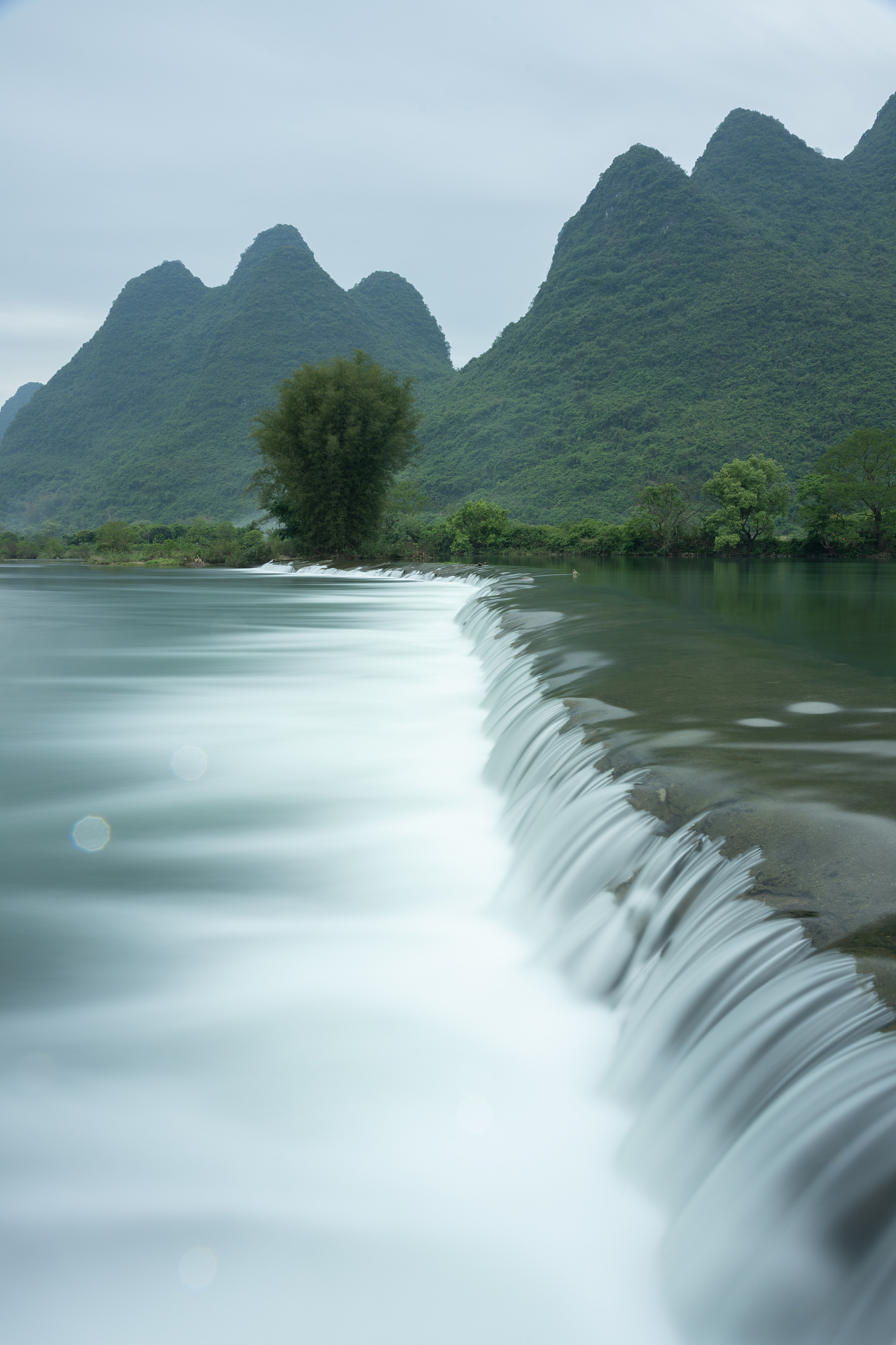 帮我写一个青山绿水的短句