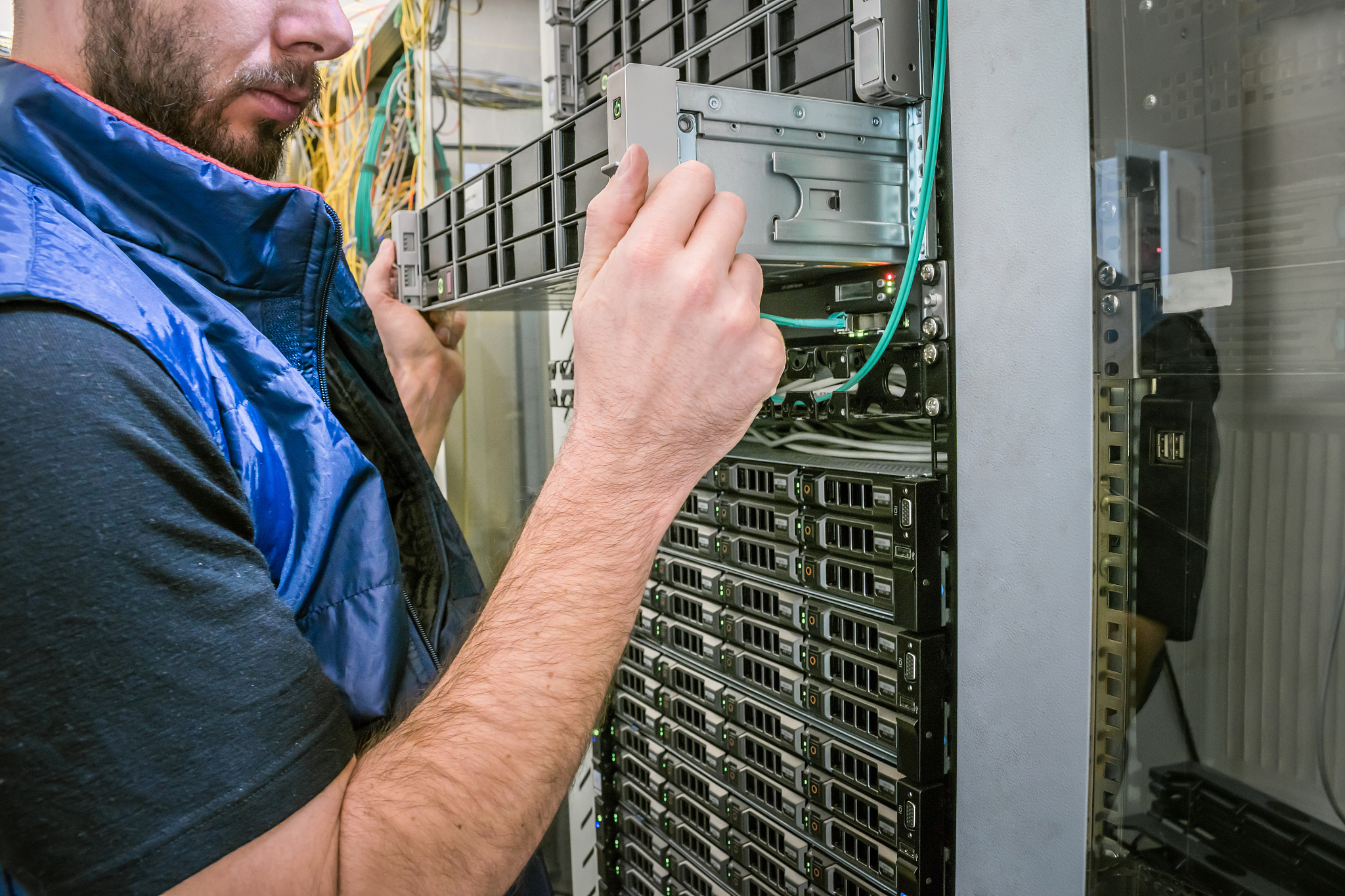 计算机办公设备维修与服务器网络维护实习经验分享 - 深入了解行业，提升技能