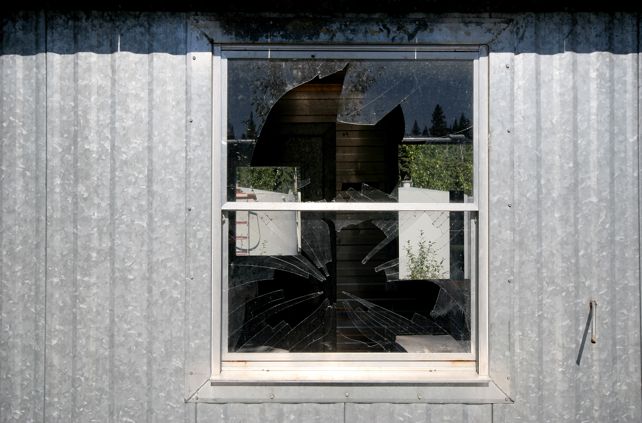 那么怎么样改写这句话才能更好的表达割裂的感觉类比永远无法踏入门外了只能在窗户内观望这个效果