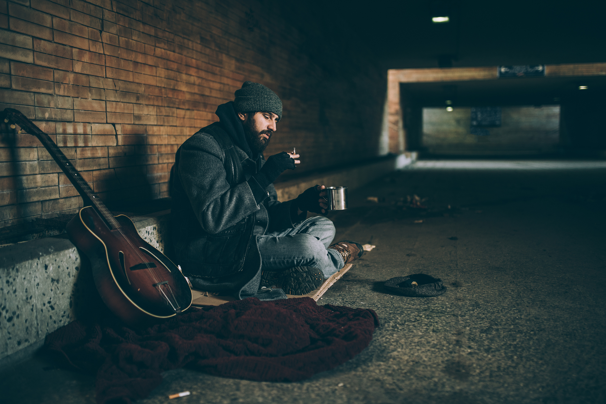 生活不易，民谣歌曲唱出坚强力量