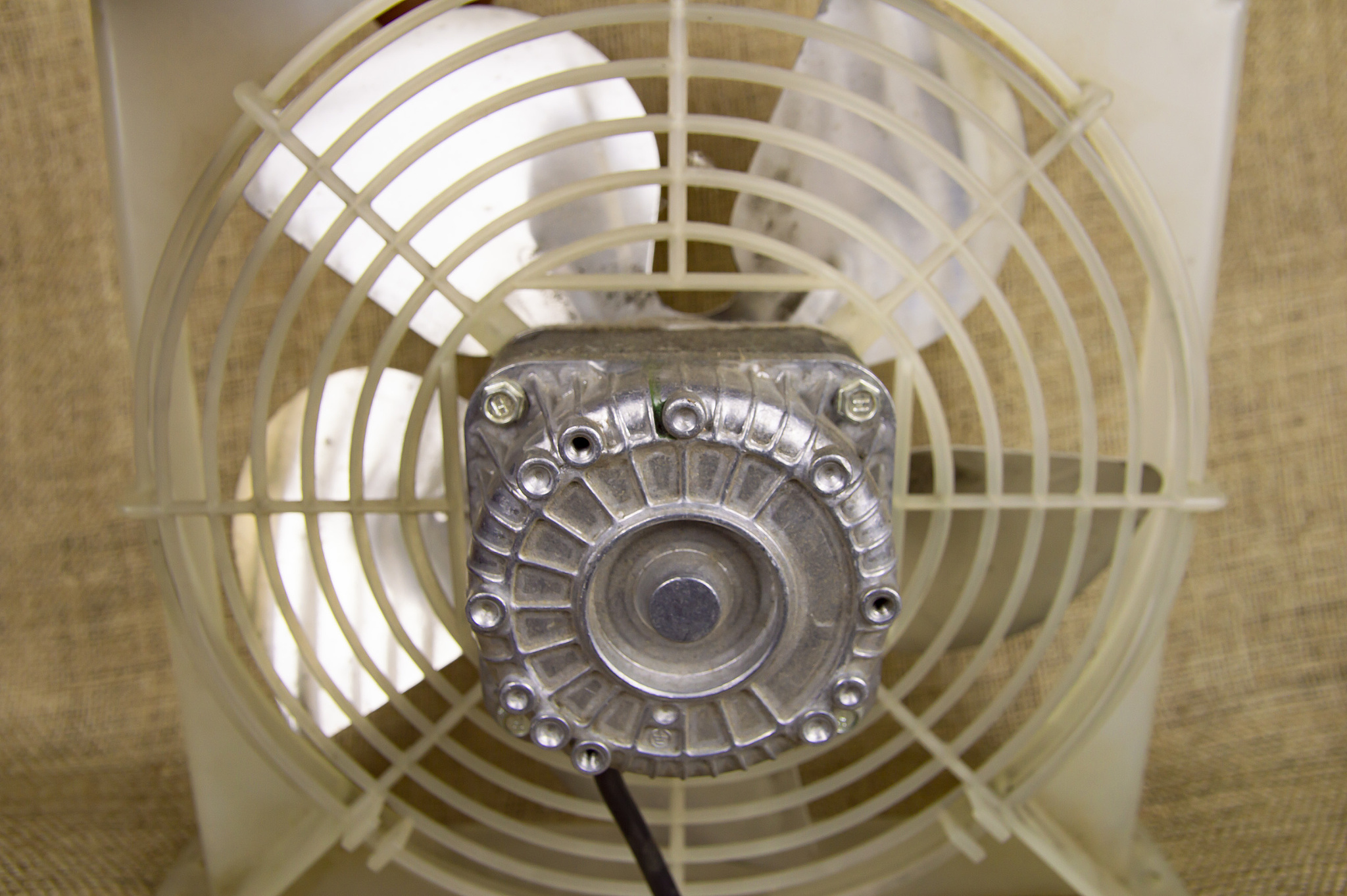 电风扇结构及功能详解：组成部件、工作原理和用途