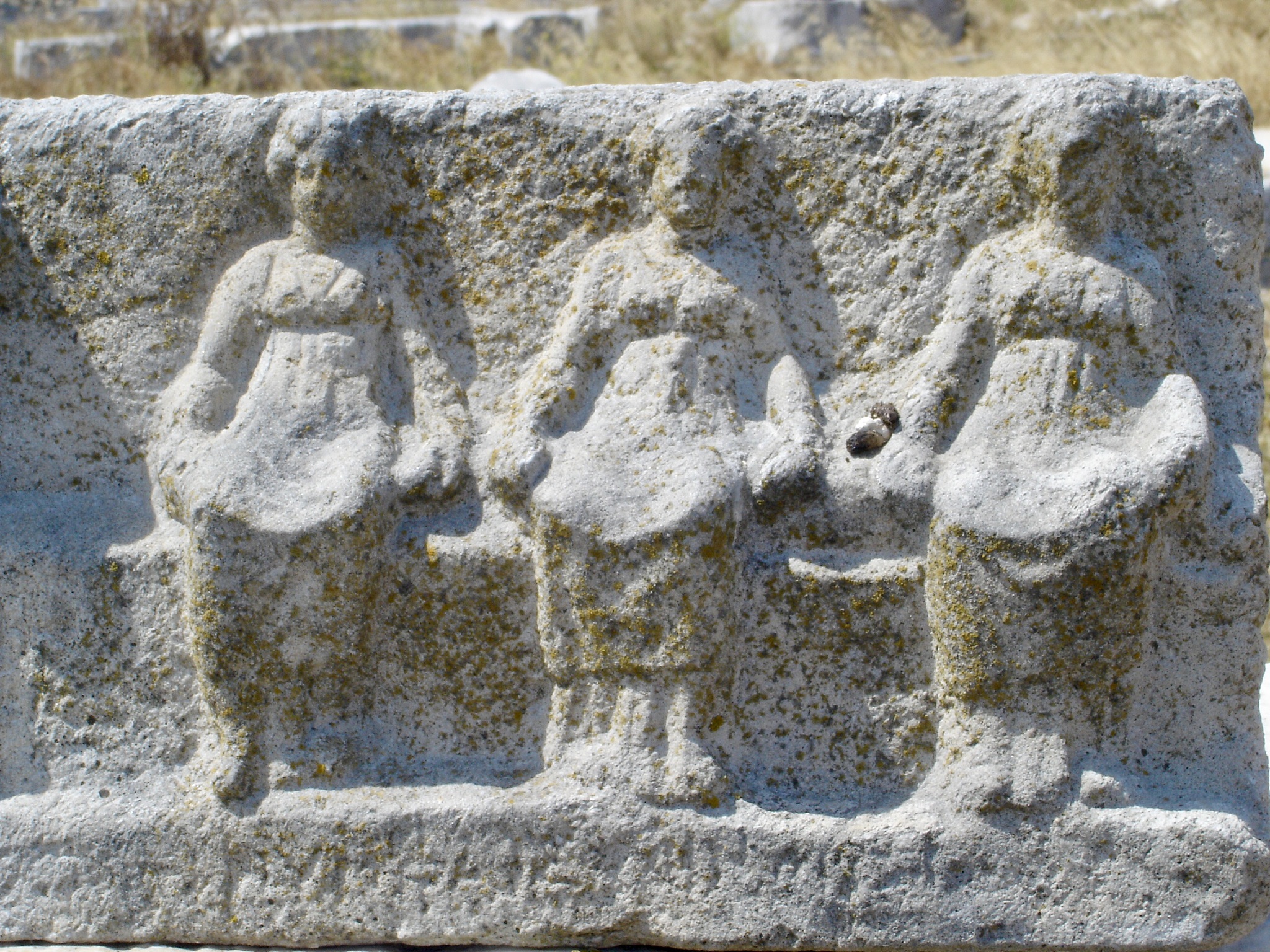 你现在是一个知识渊博的大学生请用主题风格是采用了珠片绣的洛可可风格服饰拟定一些与艺术相关的中文论文题目但是题目中不包括洛可可字眼