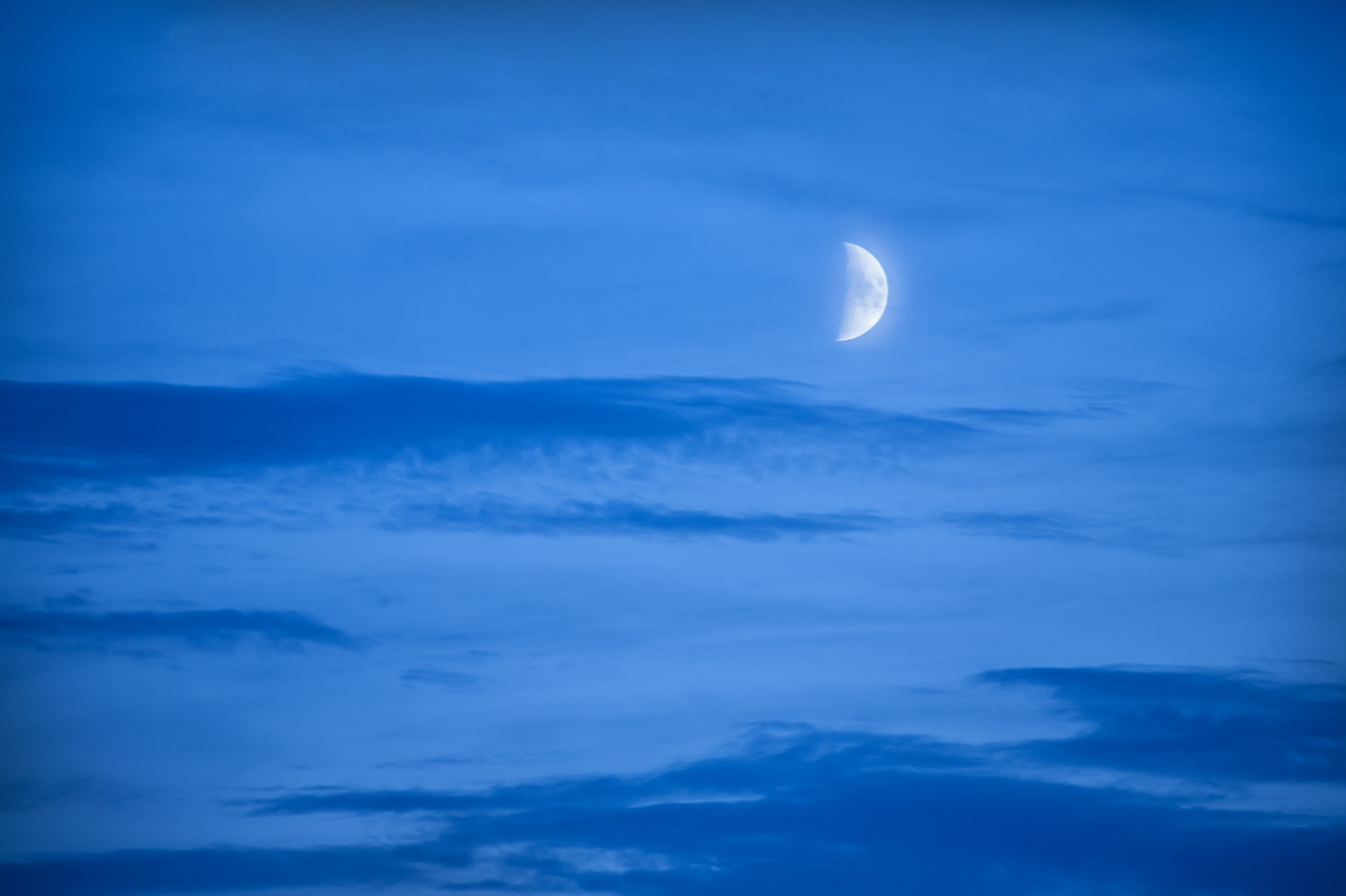 望远晴空浮云飘咋乃星月已归家。楼台歌韵鼓琴箫欢聚满堂宾客佳。