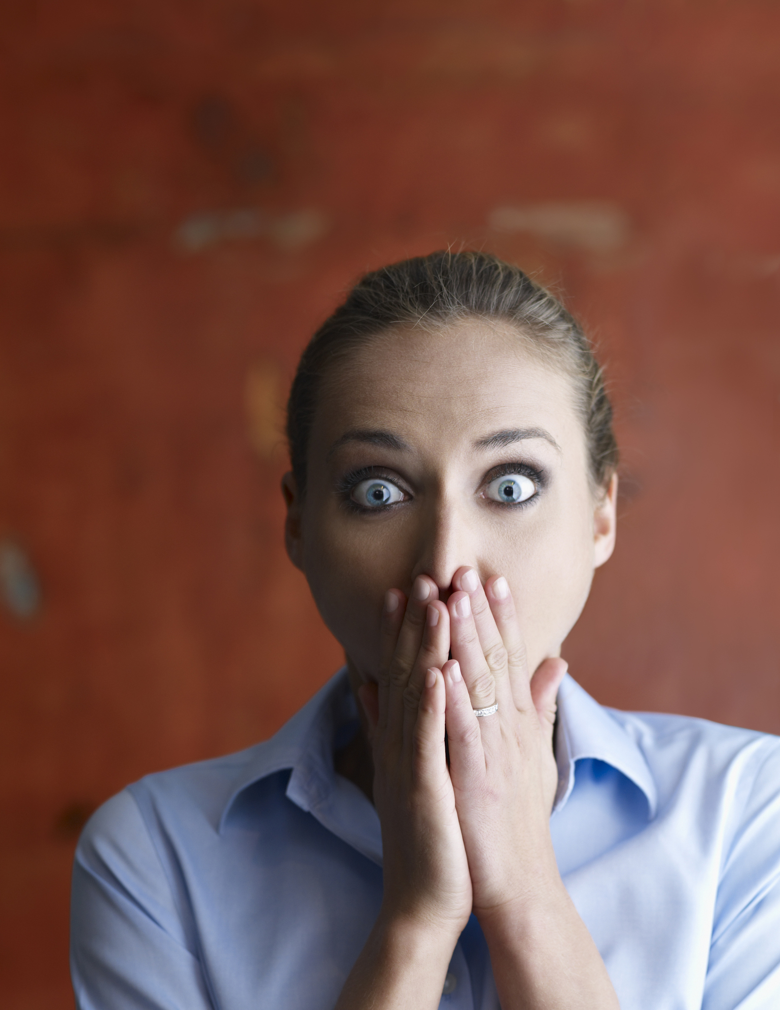 一个手捂住眼睛的备注是什么意思