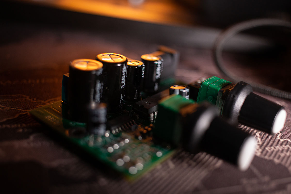 在对音频功率放大器进行静态调试时电路中有自激振荡现像存在是否正常