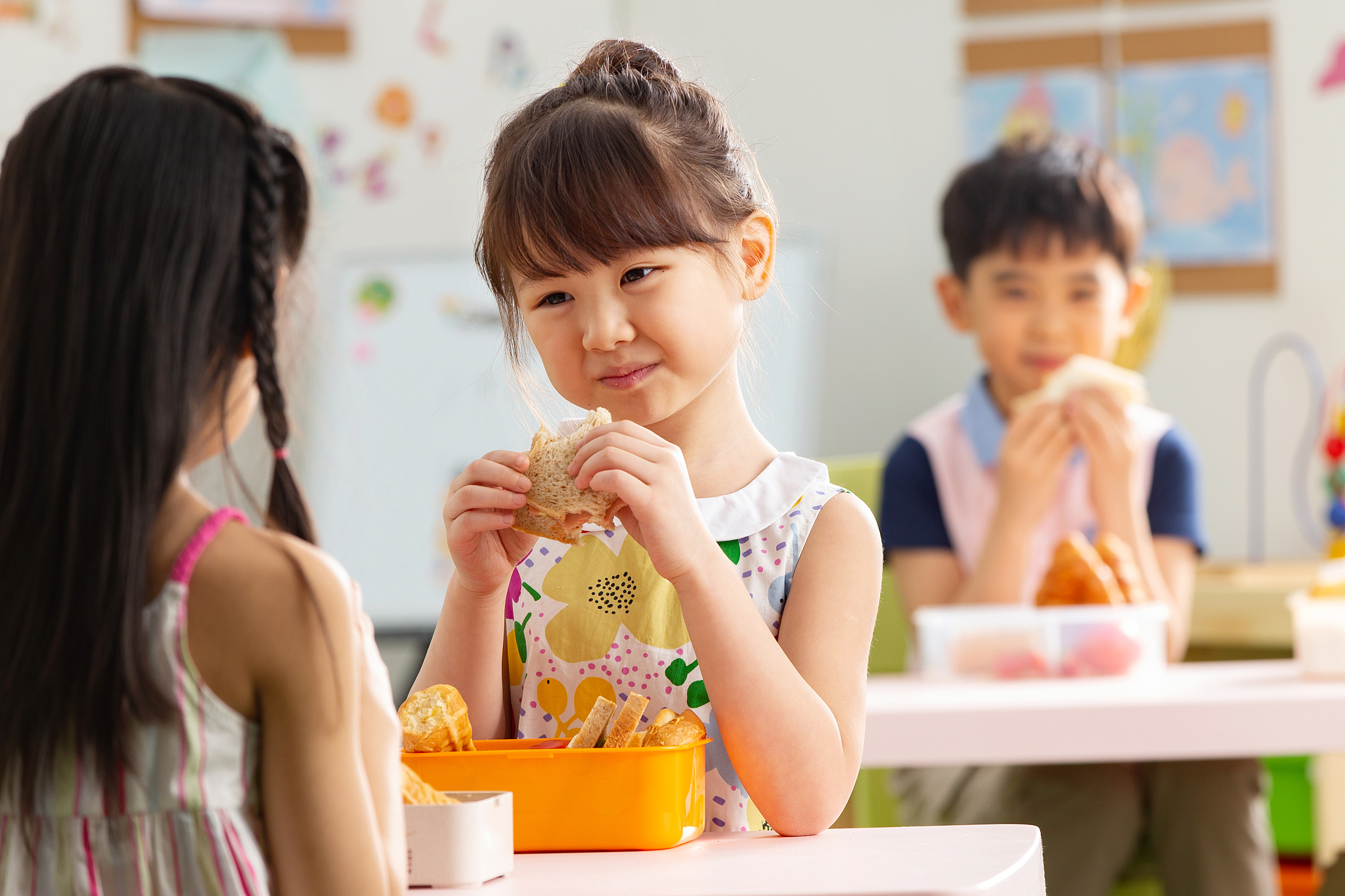 餐桌上的艺术与礼仪：从幼儿“自主用餐”培养审美与品格