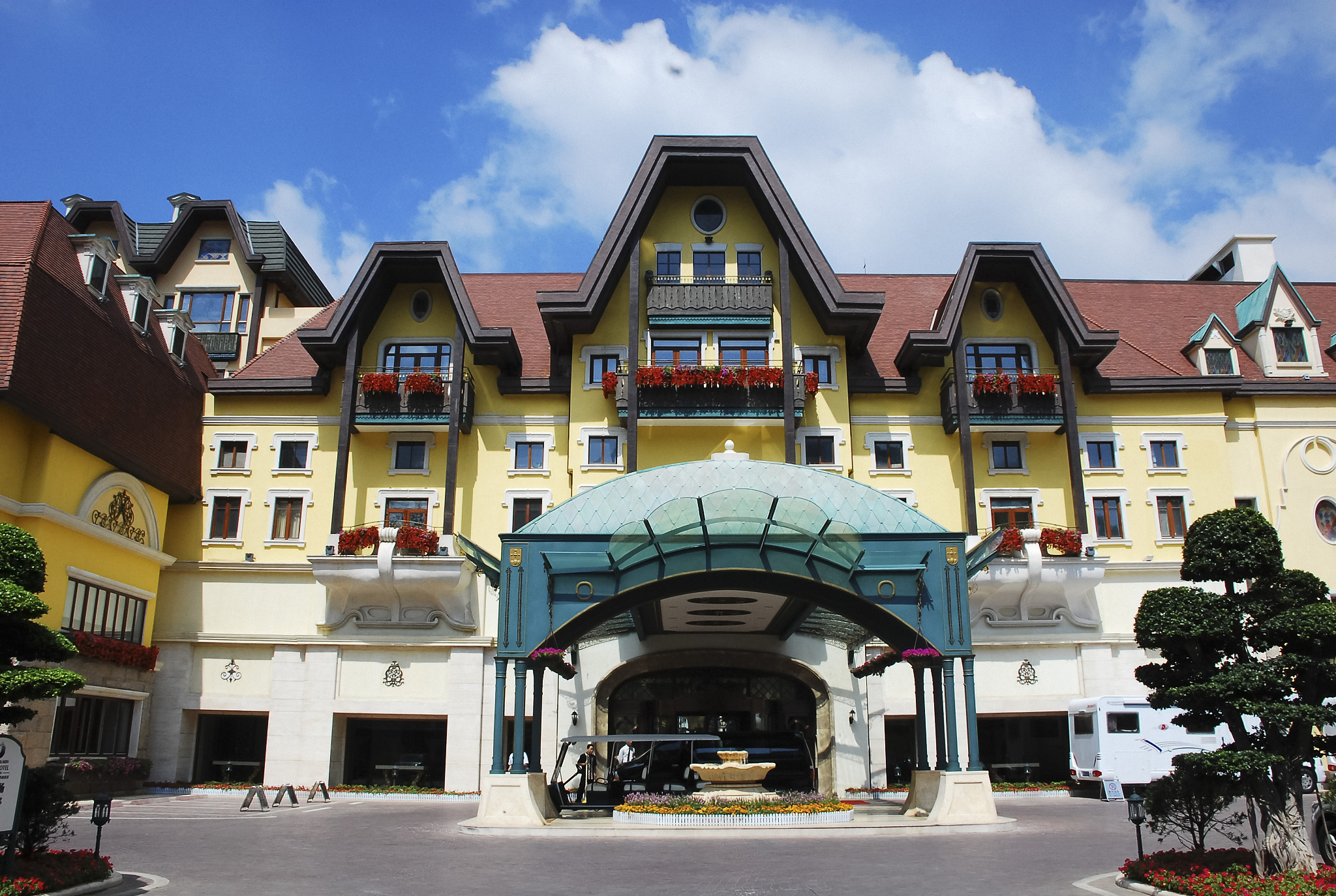 计划从北京市区到北京环球影城玩，住在中间哪个酒店比较合适