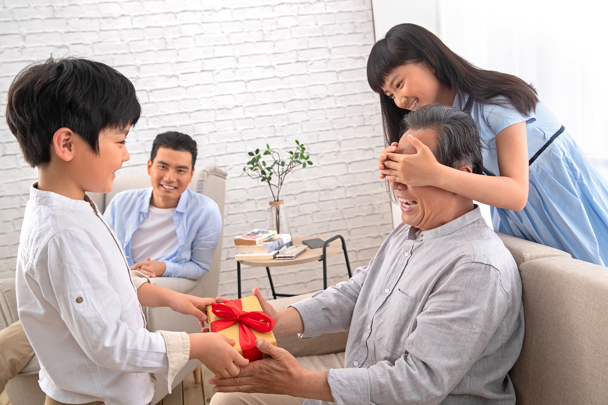 订婚后母亲节送礼物吗？新婚夫妇如何表达对母亲的爱