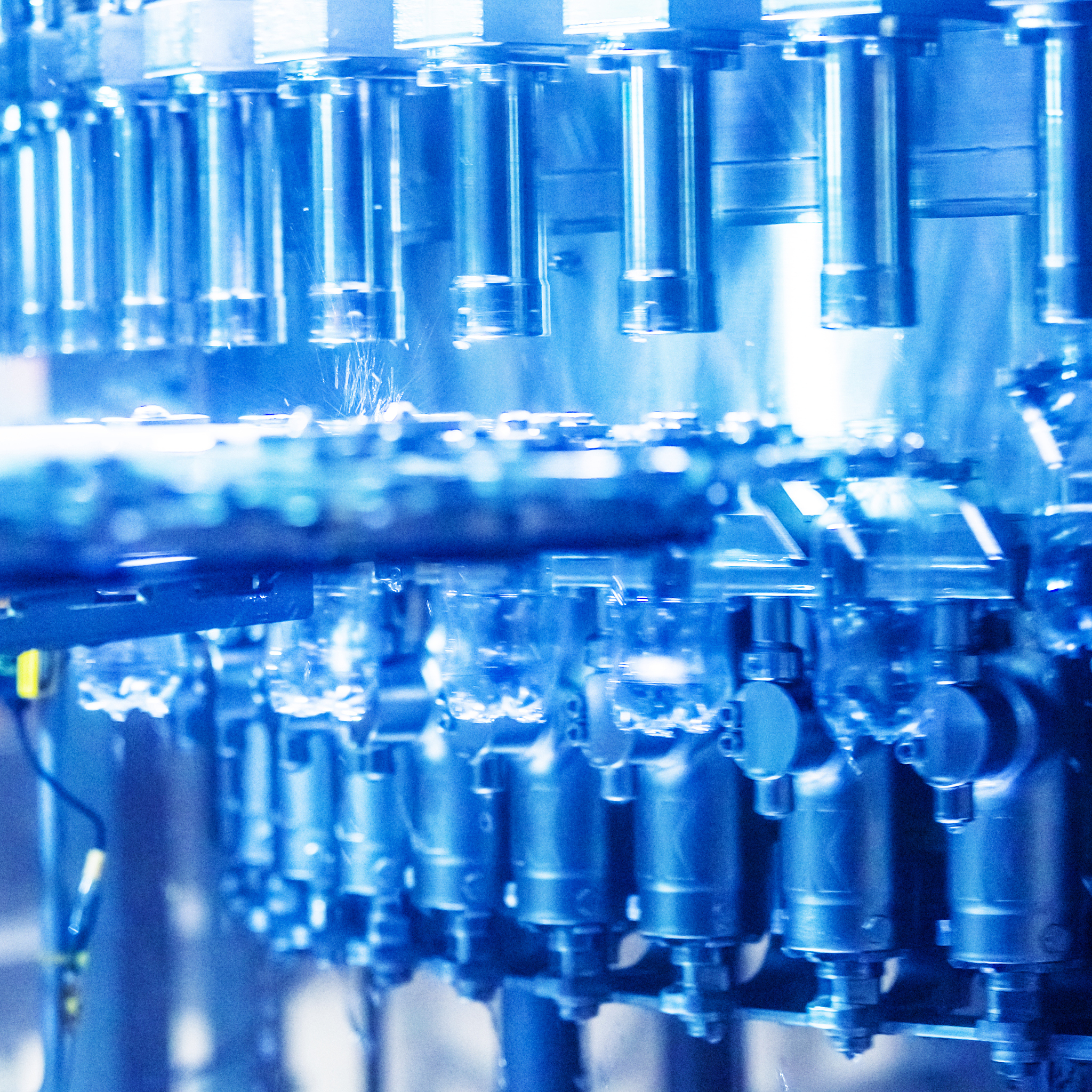 请概括一下这句并提供多种概括方式：组合工艺既可以处理高浓度COD水样也能够处理低弄COD水样