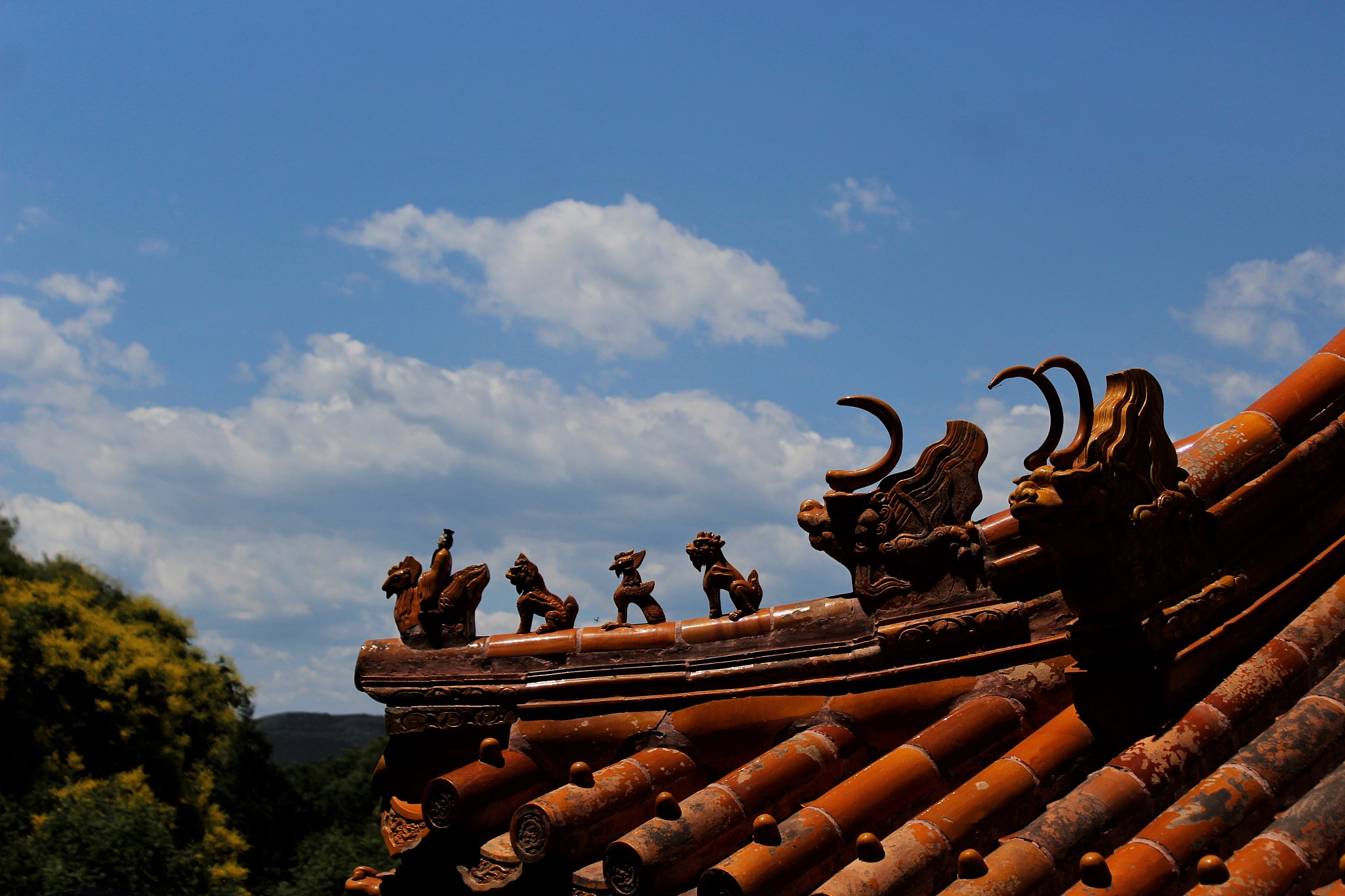 假期王灵和她的父母去了北京。他们在北京参观了长城 the Great Wall 和颐和园 the Summer Palace 品尝了当地的美食拍了很多照片还给朋友买了礼物。请根据以上信息写一篇不少于40词的短文。适合小学六年级的单词句型