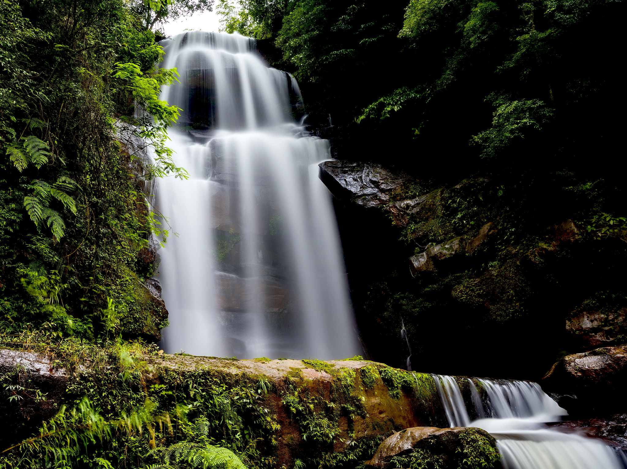写一首包含瀑青山的词