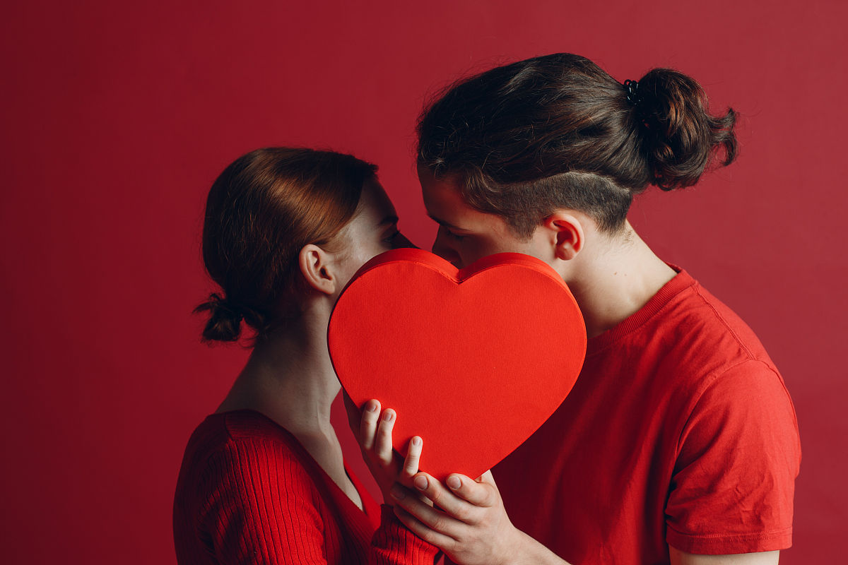 爱的三元素如下所示：激情 Passion： 激情可以与生理唤醒或情绪刺激相关。激情在英文中以以下三种方式定义：冲动对某事或做某事的强烈的热情或兴奋感。使人以危险的方式行动的强烈感情如愤怒。对某人强烈的性或浪漫的感觉亲密 Intimacy： 亲密关系被描述为亲密和彼此依恋的感觉。它可以巩固两个个体之间存在的紧密纽带。此外亲密感有助于创造彼此安逸的感觉因为双方在感情上是相互的。亲密关系主要定义为个人、