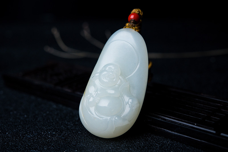 和田玉白玉弥勒佛小挂件要发在闲鱼上的。