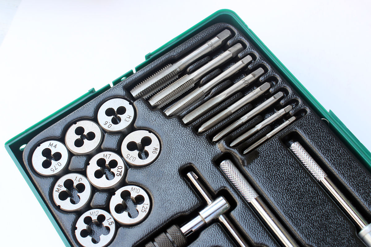 维修人员用的带网格的桌垫叫什么？