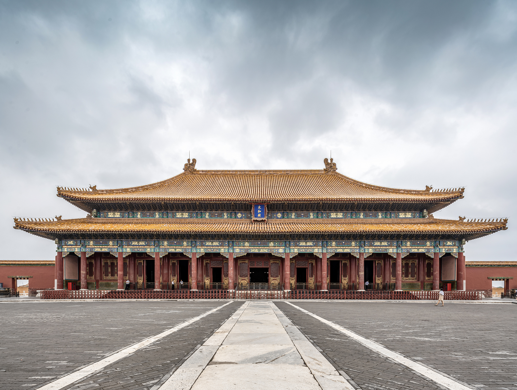 Visualizing the Majesty of the Chinese Emperor: A Description of the Imperial Court