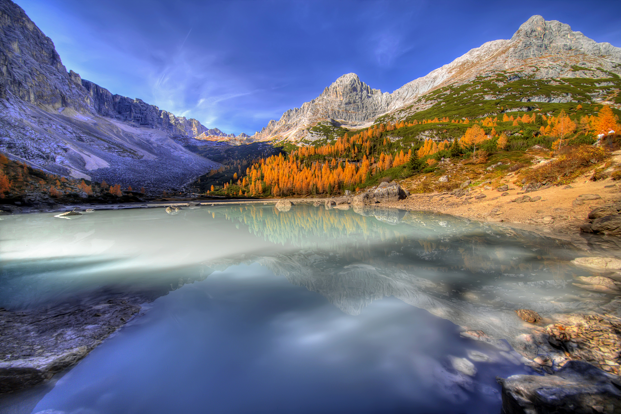 autumn picture at the lago di sorapis