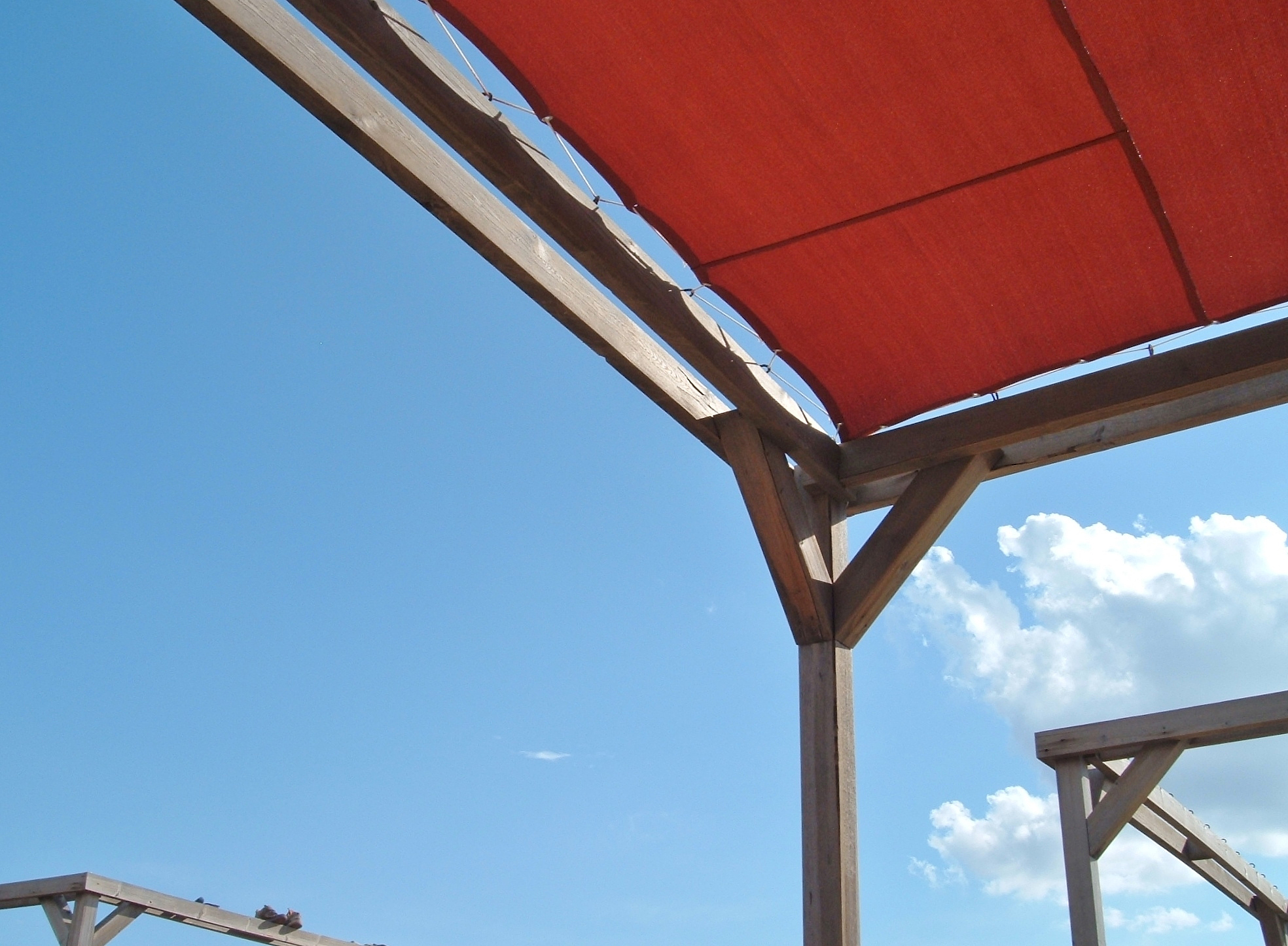 户外智能遮阳伸缩曲臂蓬它防紫外线防水遮阳节能防风沙新款全密封式吊臂转向臂座增加牢固度和抗风能力使外观更加精致又美观它自带流水槽功能会从两边顺流而下解决飘向屋内弊端 彻底告别水帘洞带你在别墅花园享受户外美好生活有关户外遮阳天幕蓬的文案大全