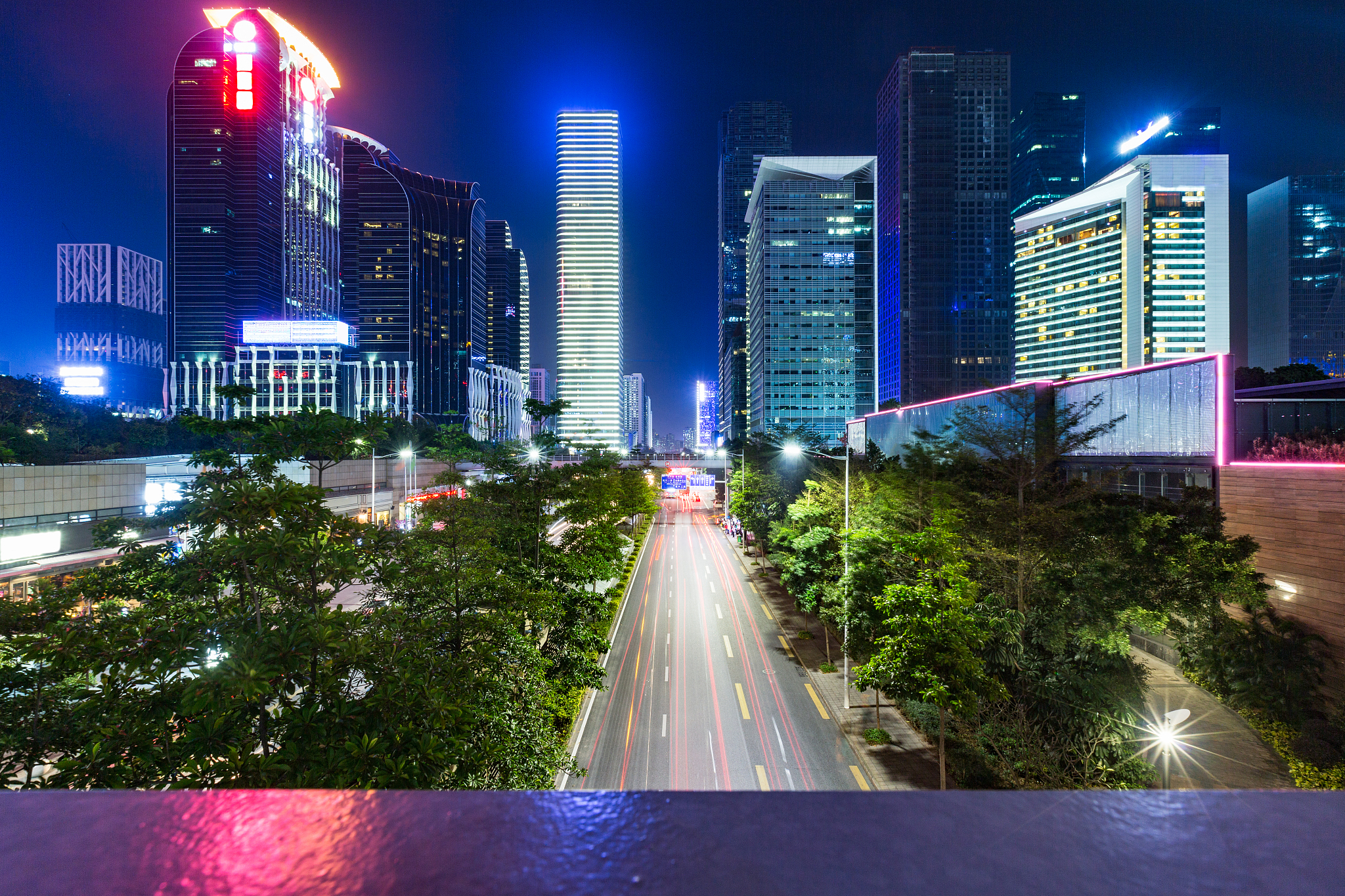 你是一个在交通规则方面具有丰富的专业知识的人；我在广东深圳这个地方请依照当前交通法规给我回答问题。我的第一个问题是：闯红路灯会扣几分