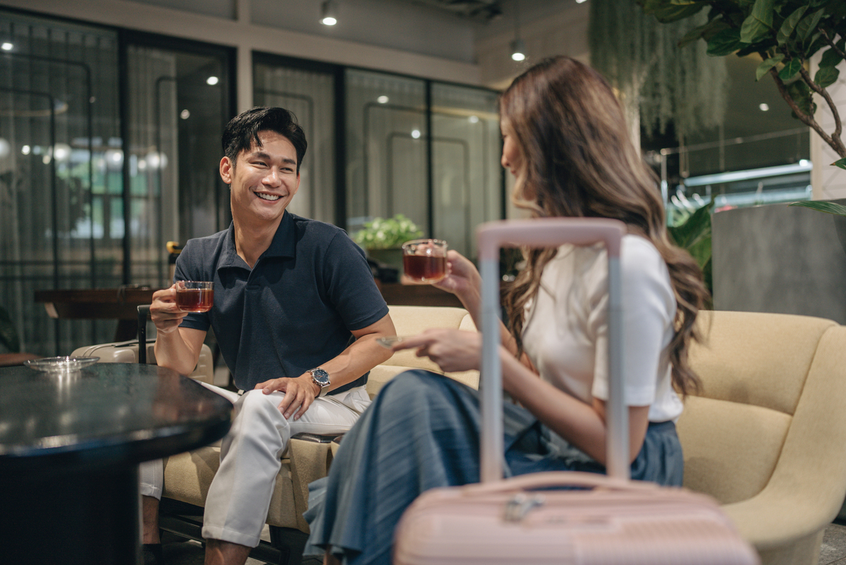 根据偶遇前男友和他现女友为创作内容编写一个50000子以上的爱情短视频剧本要求故事有矛盾冲突点、剧情有三次以上的反转人物性格鲜明剧情内容丰富